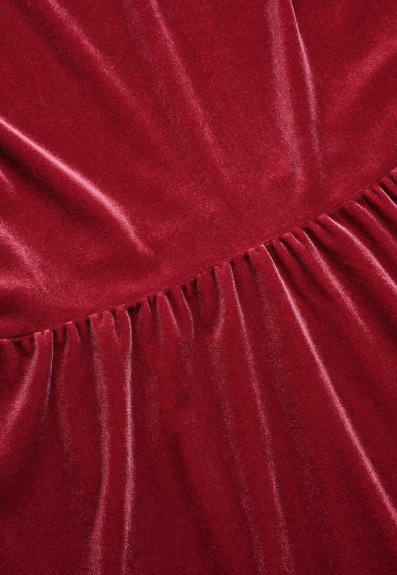 Šaty ze sametu s volány