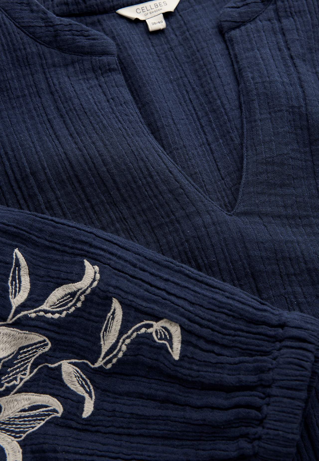 Šaty ze zvrásněné bavlny s výšivkou