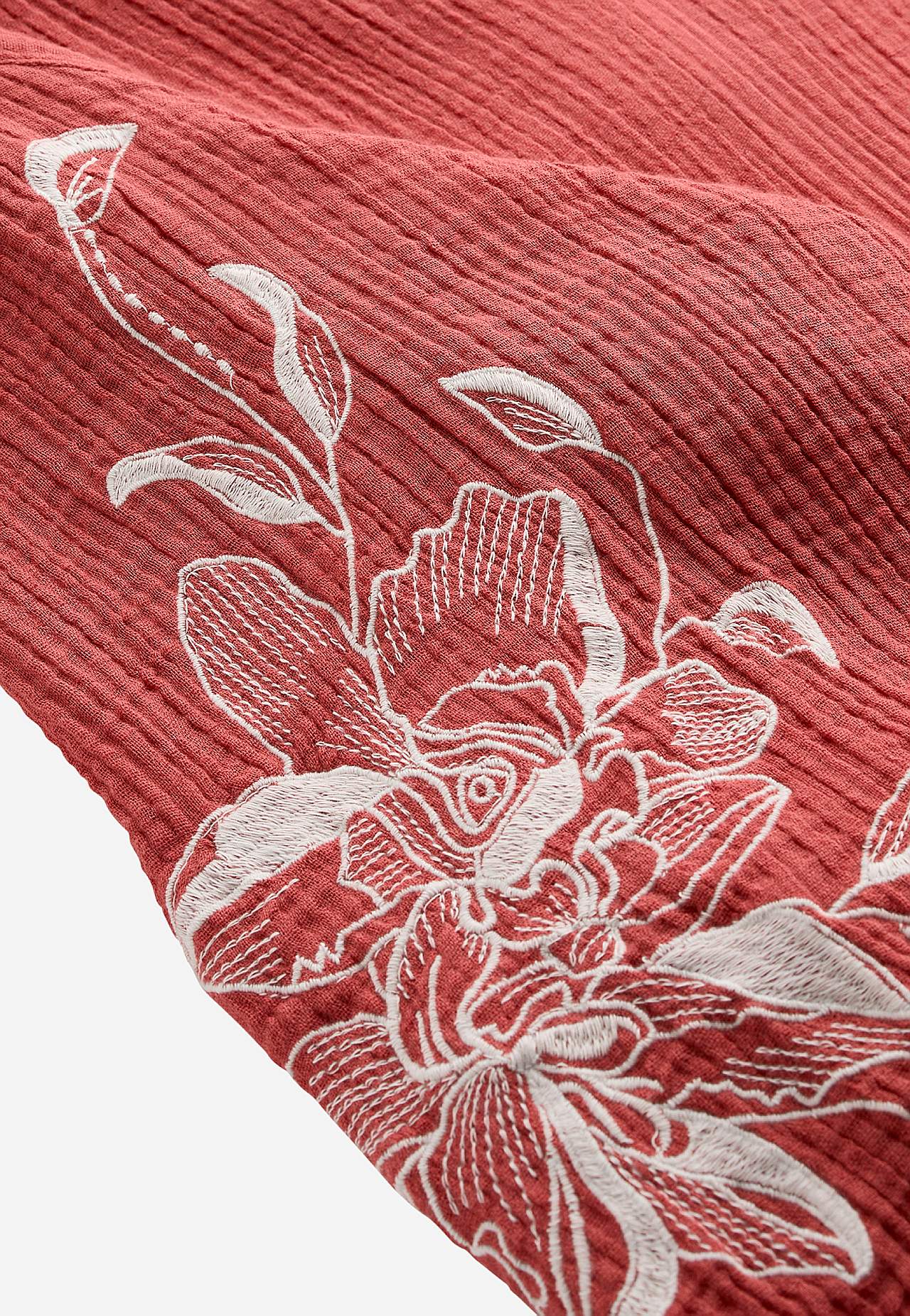 Šaty ze zvrásněné bavlny s výšivkou