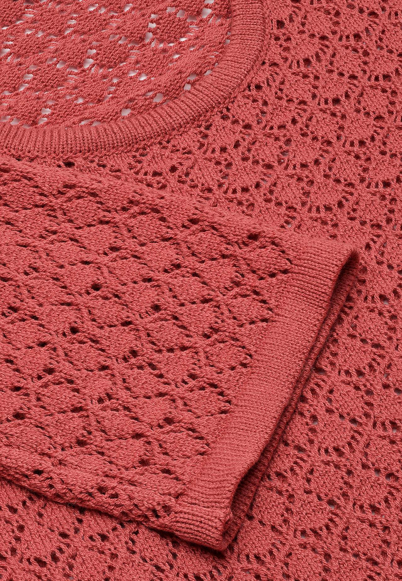 Pletený svetr s propracovaným vzorem