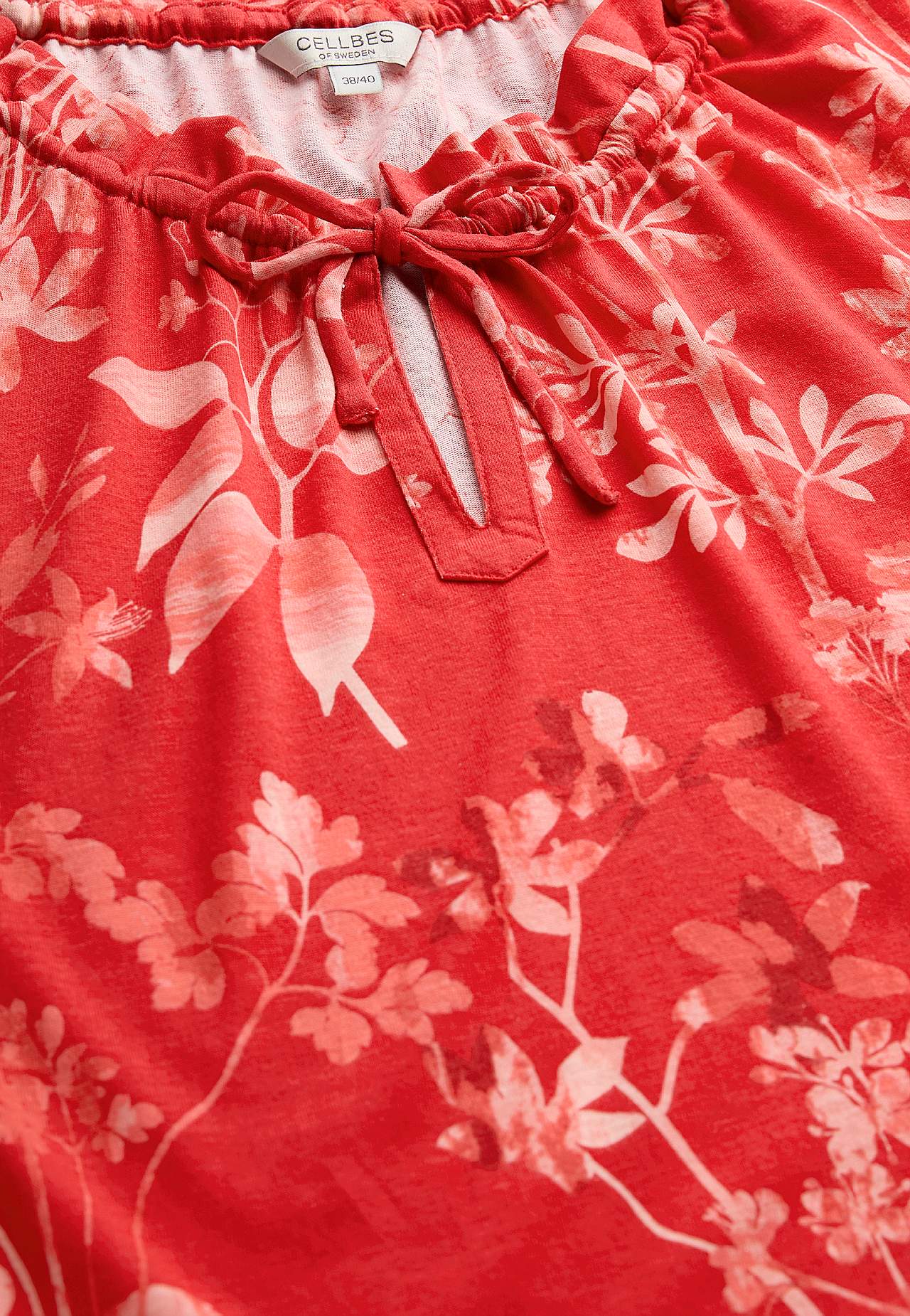 Vzorovaný žerzejový top s volánkovým okrajem