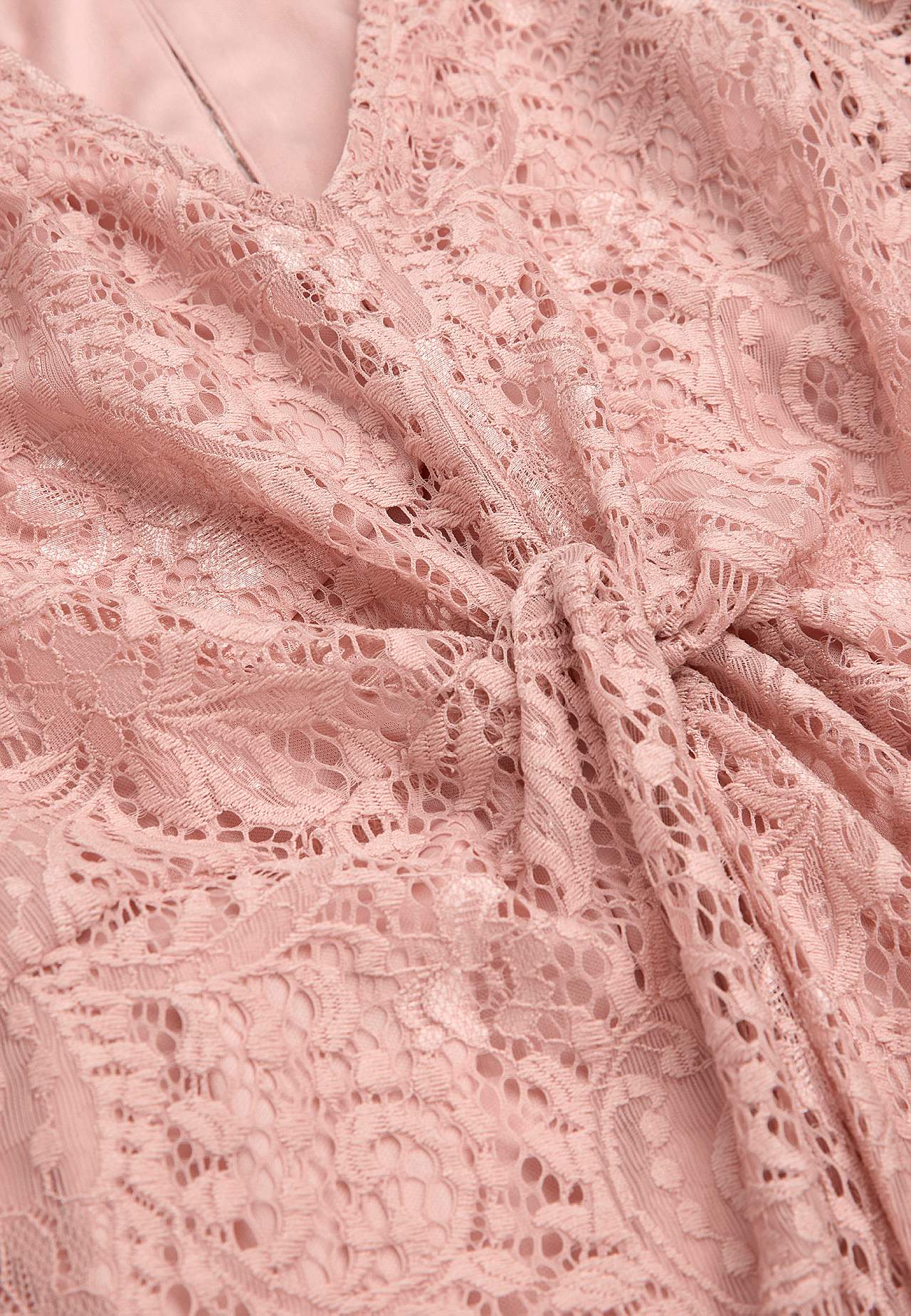 Měkké a roztažitelné krajkové šaty