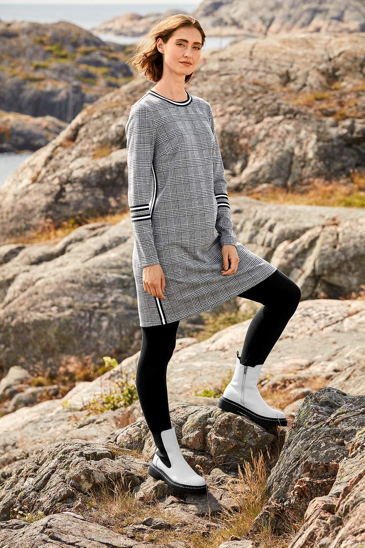 Žerzejové šaty s kontrastně zbarvenými detaily