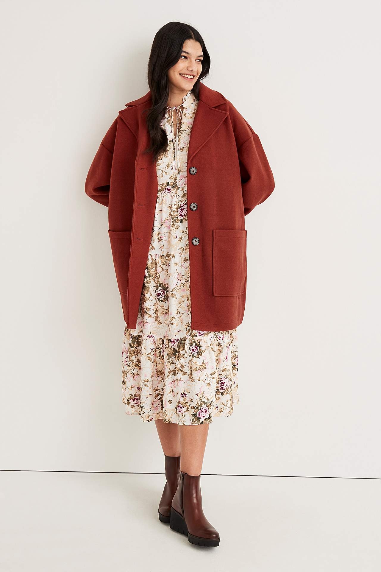 Vzorované šaty s volánem