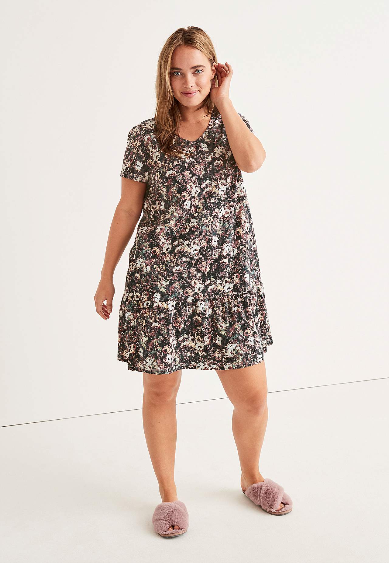 Vzorovaná noční košile se širokým volánem