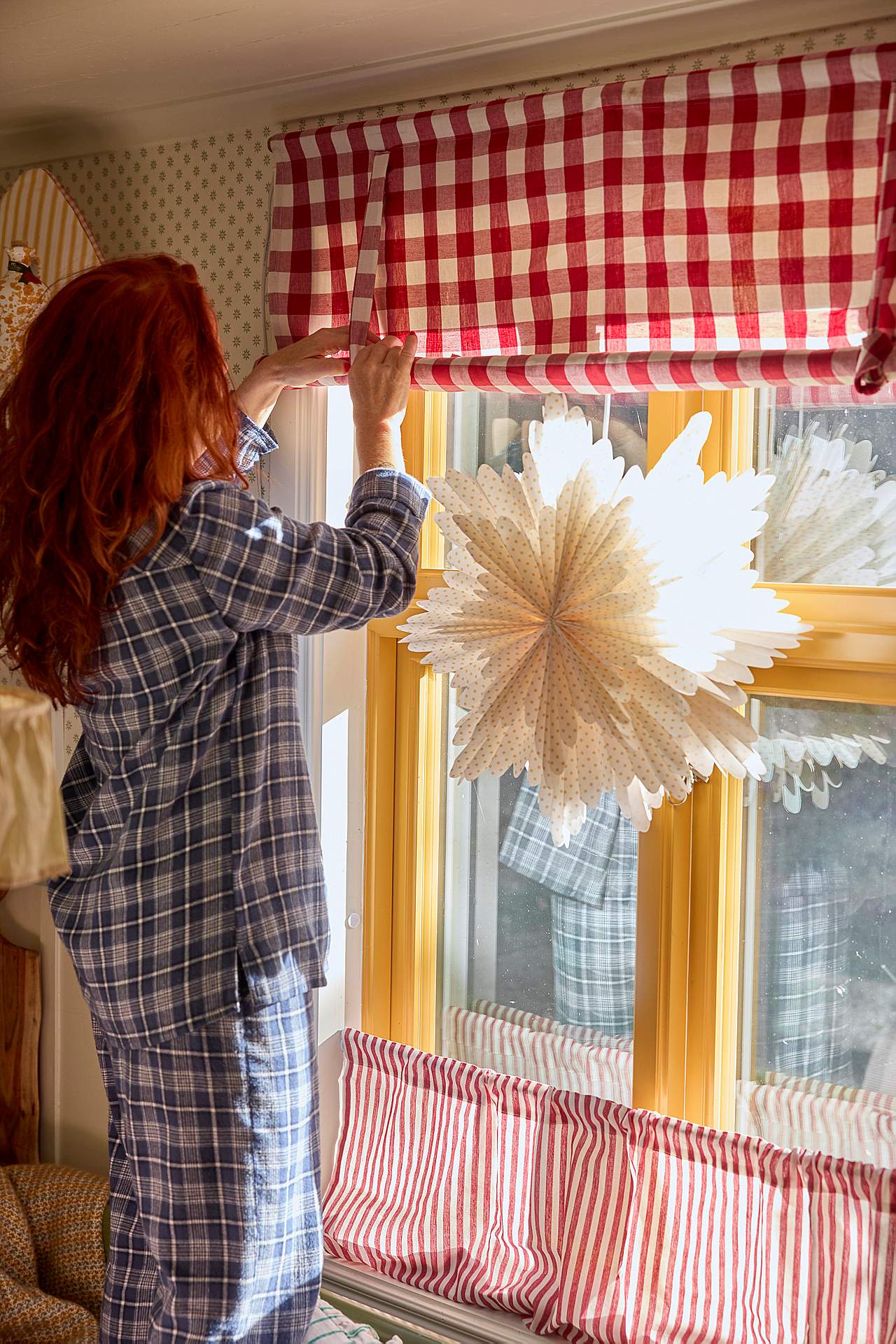 Tkaná a mřížkovaná římská roleta