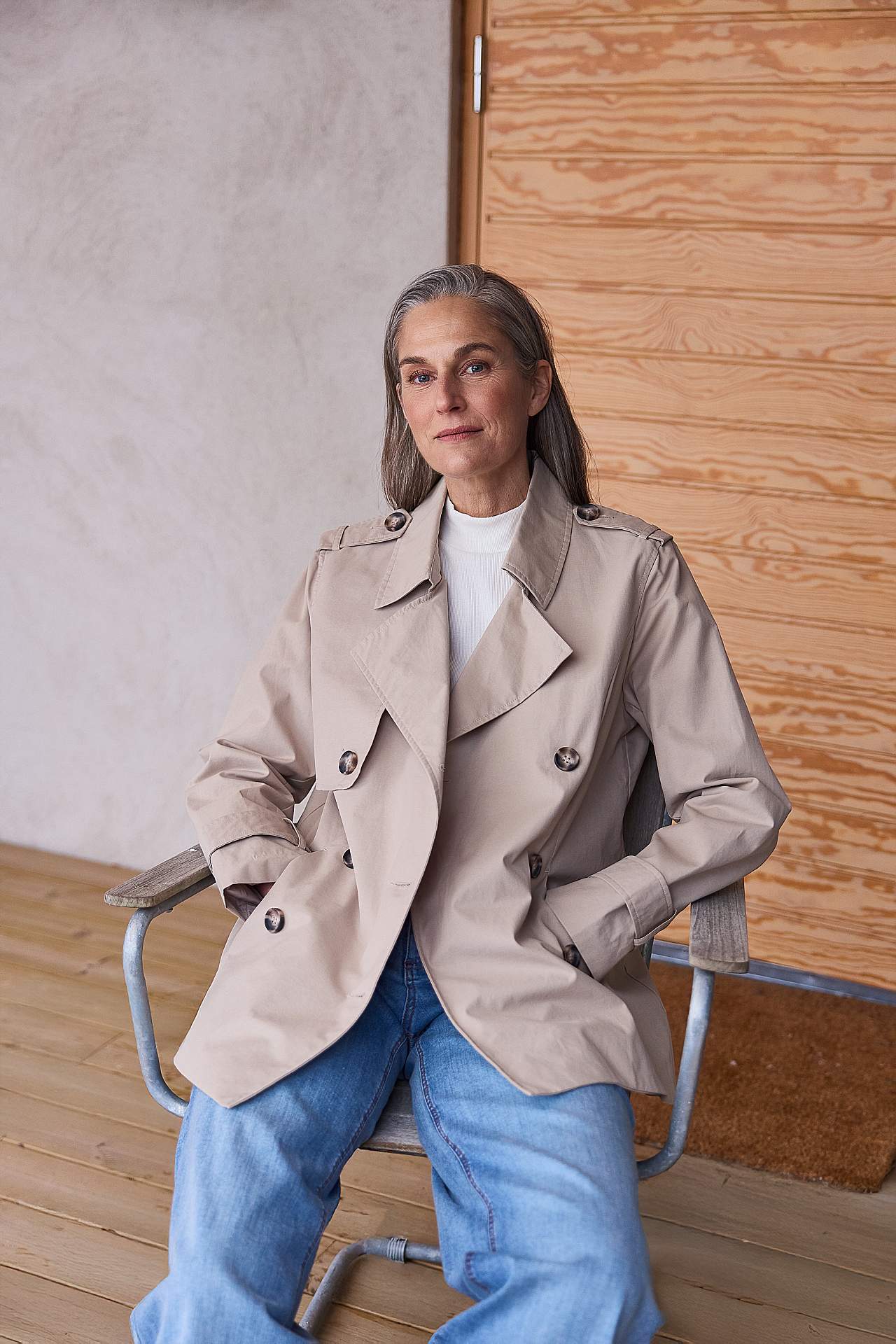 Dvouřadý a krátký trenčkot