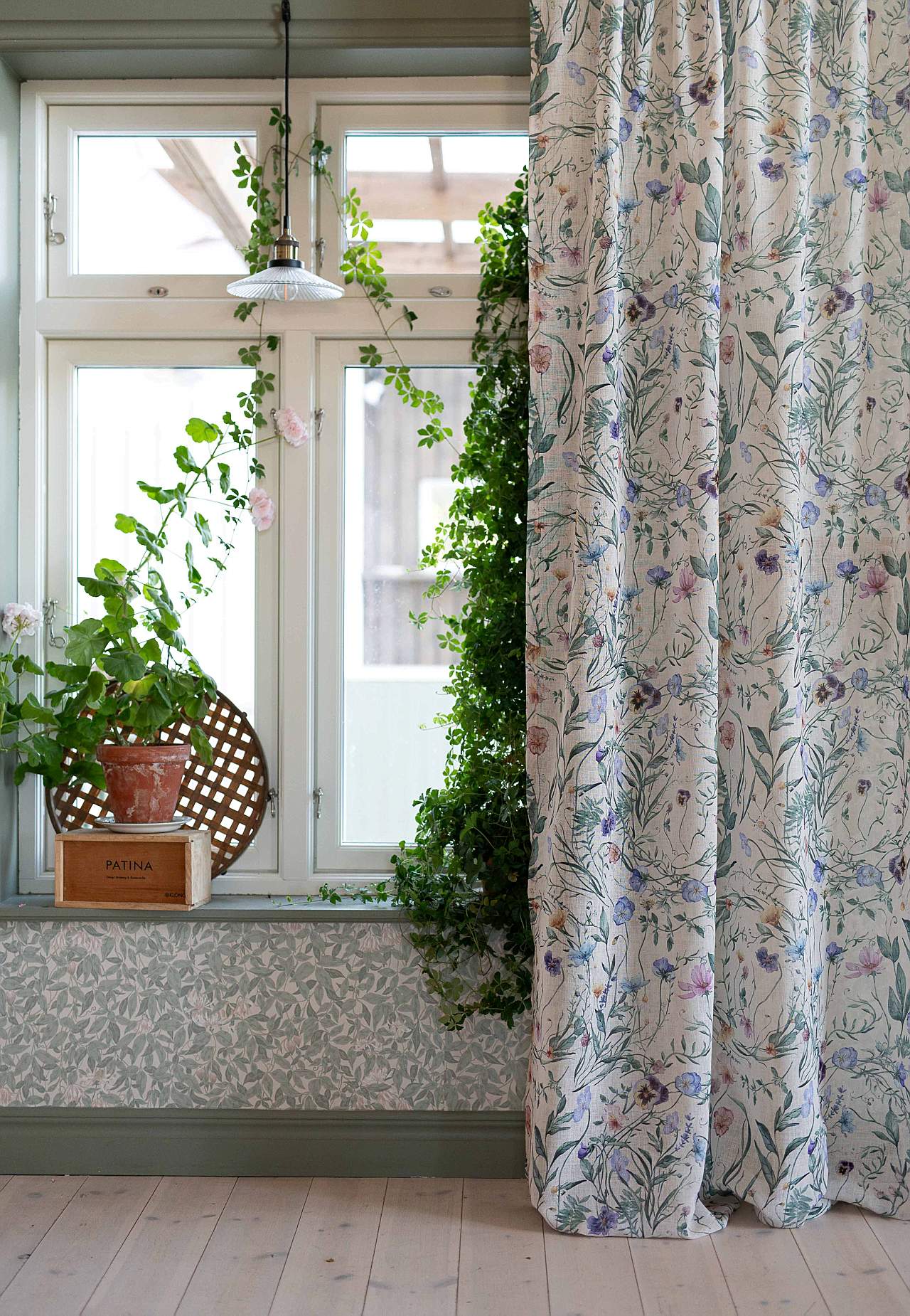 Závěsy s páskou v různé délce s květinovým vzorem 2 kusy