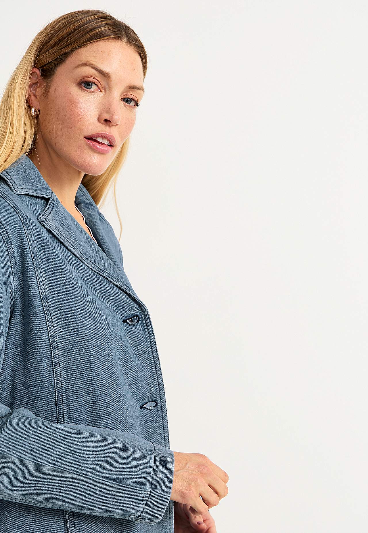 Kabát z džínoviny s páskem na uzel