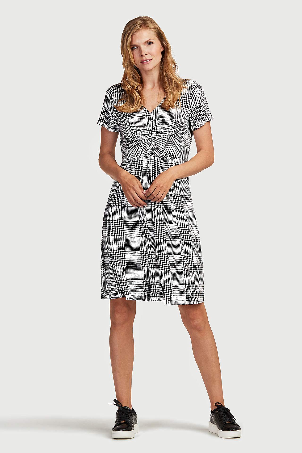 Černobíle vzorované žerzejové šaty s krátkými rukávy