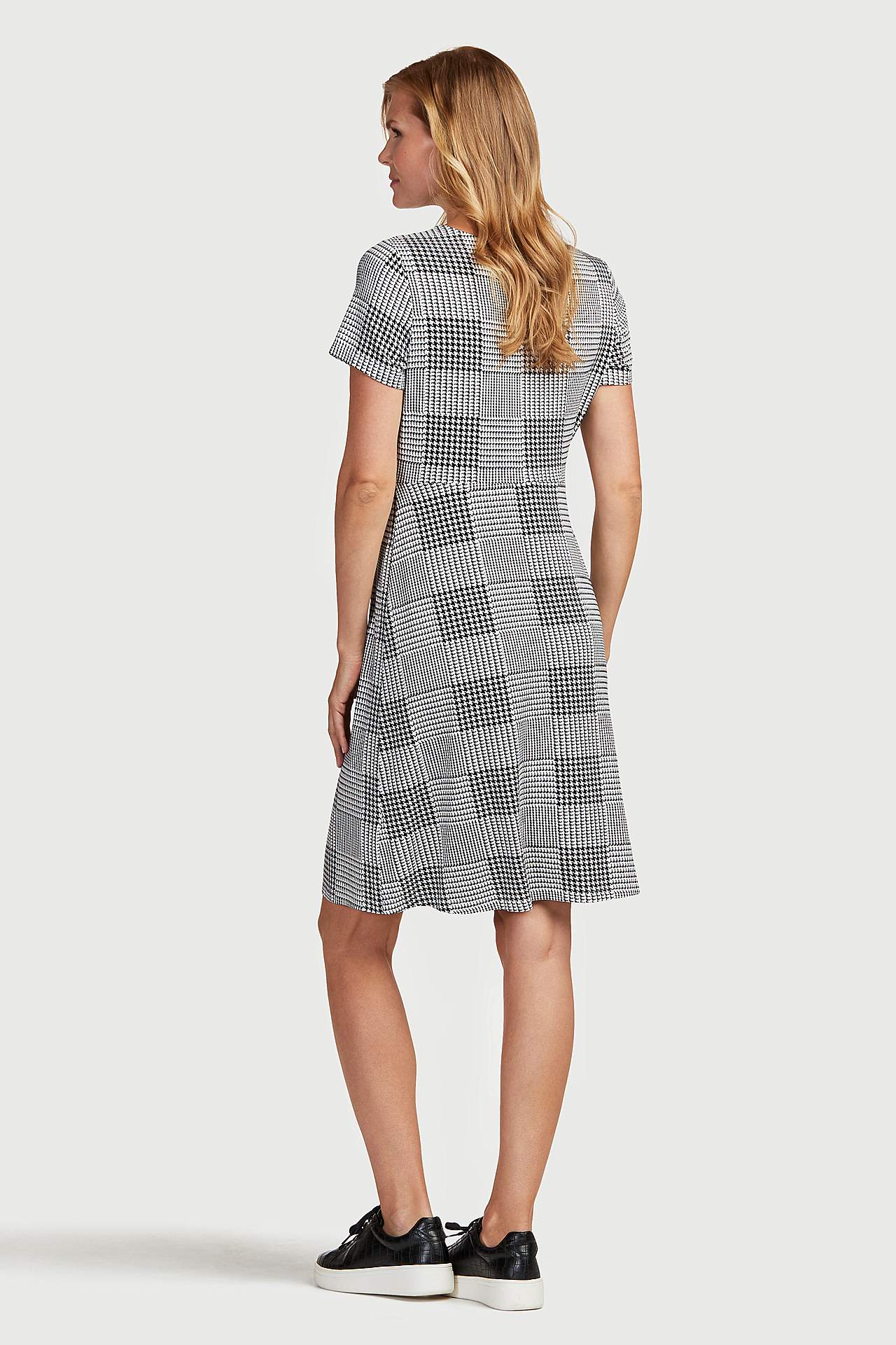 Černobíle vzorované žerzejové šaty s krátkými rukávy