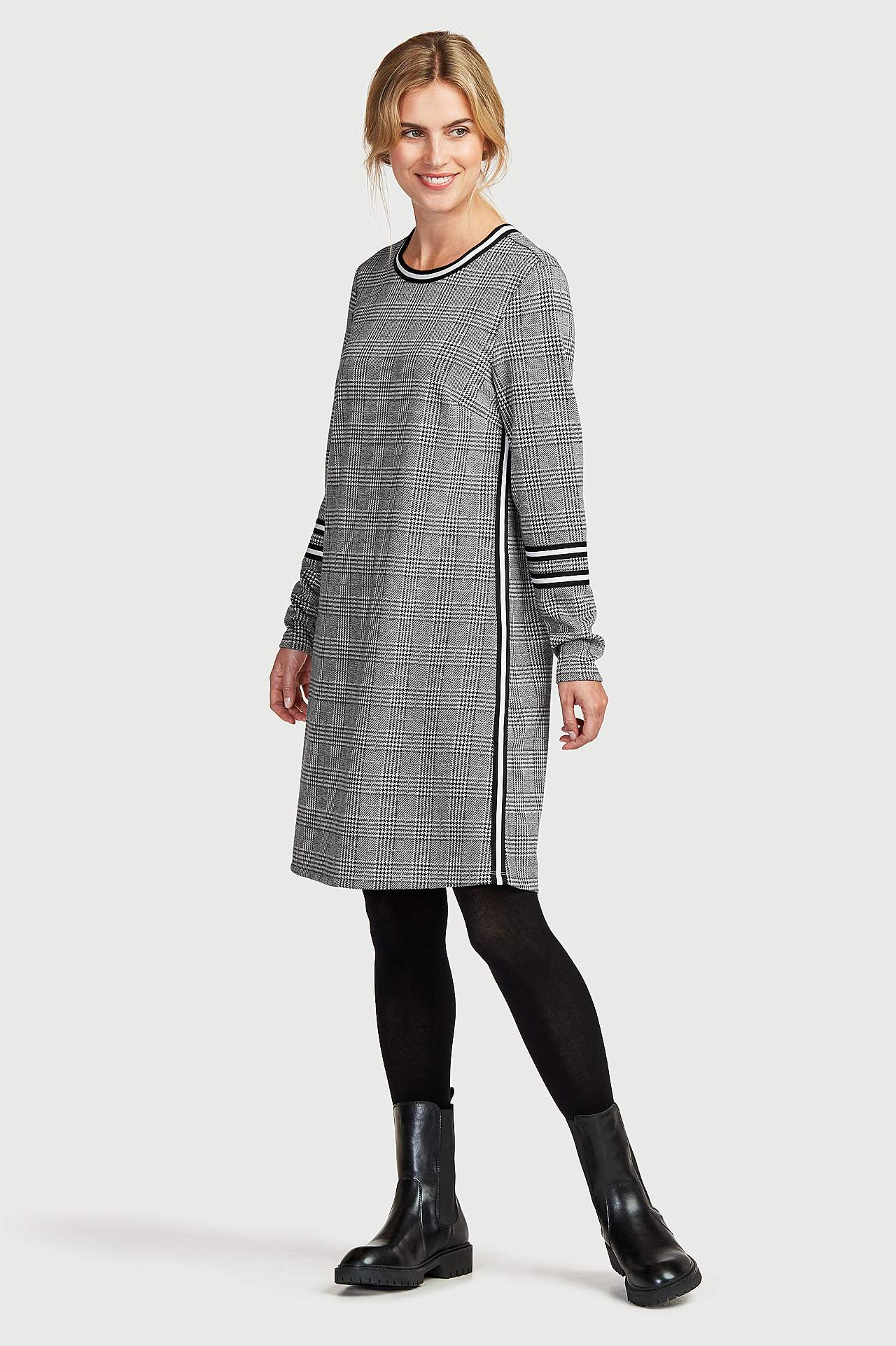 Žerzejové šaty s kontrastně zbarvenými detaily