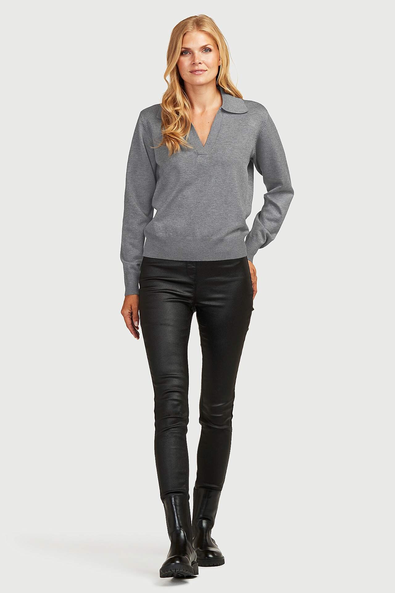 Měkký a pletený svetr s límcem