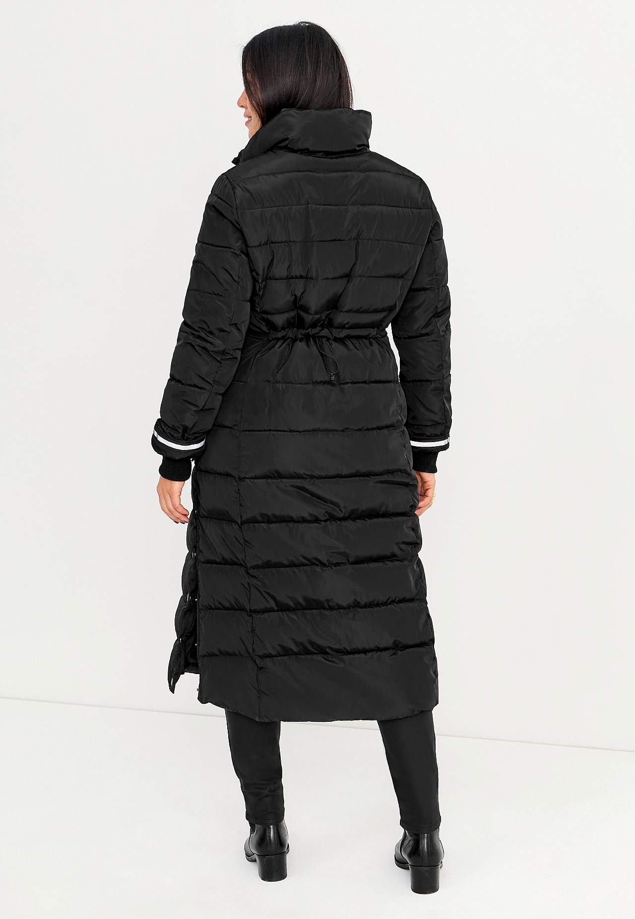 Dlouhý a polstrovaný kabát