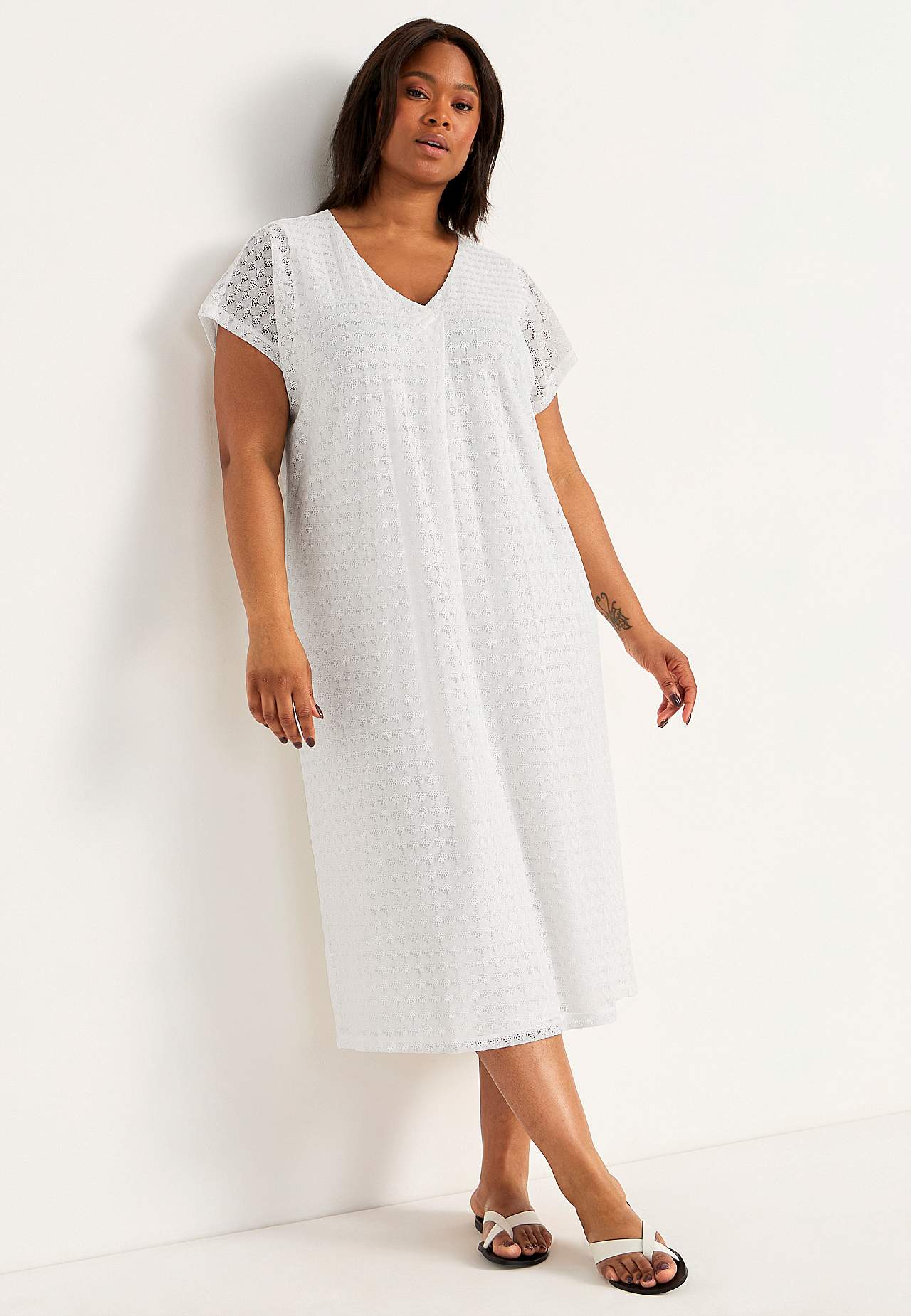 Šaty s krásným propracovaným vzorem