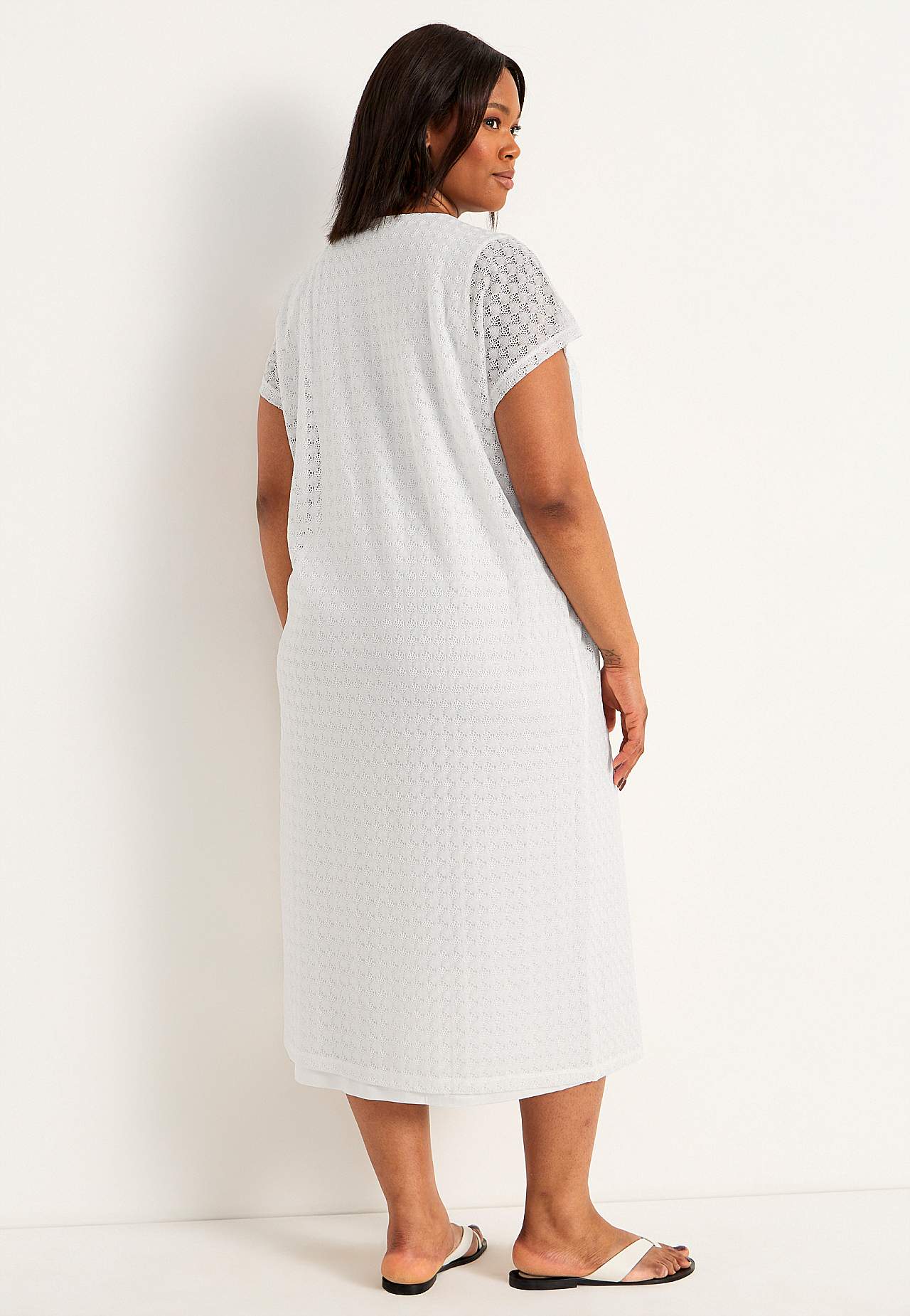 Šaty s krásným propracovaným vzorem