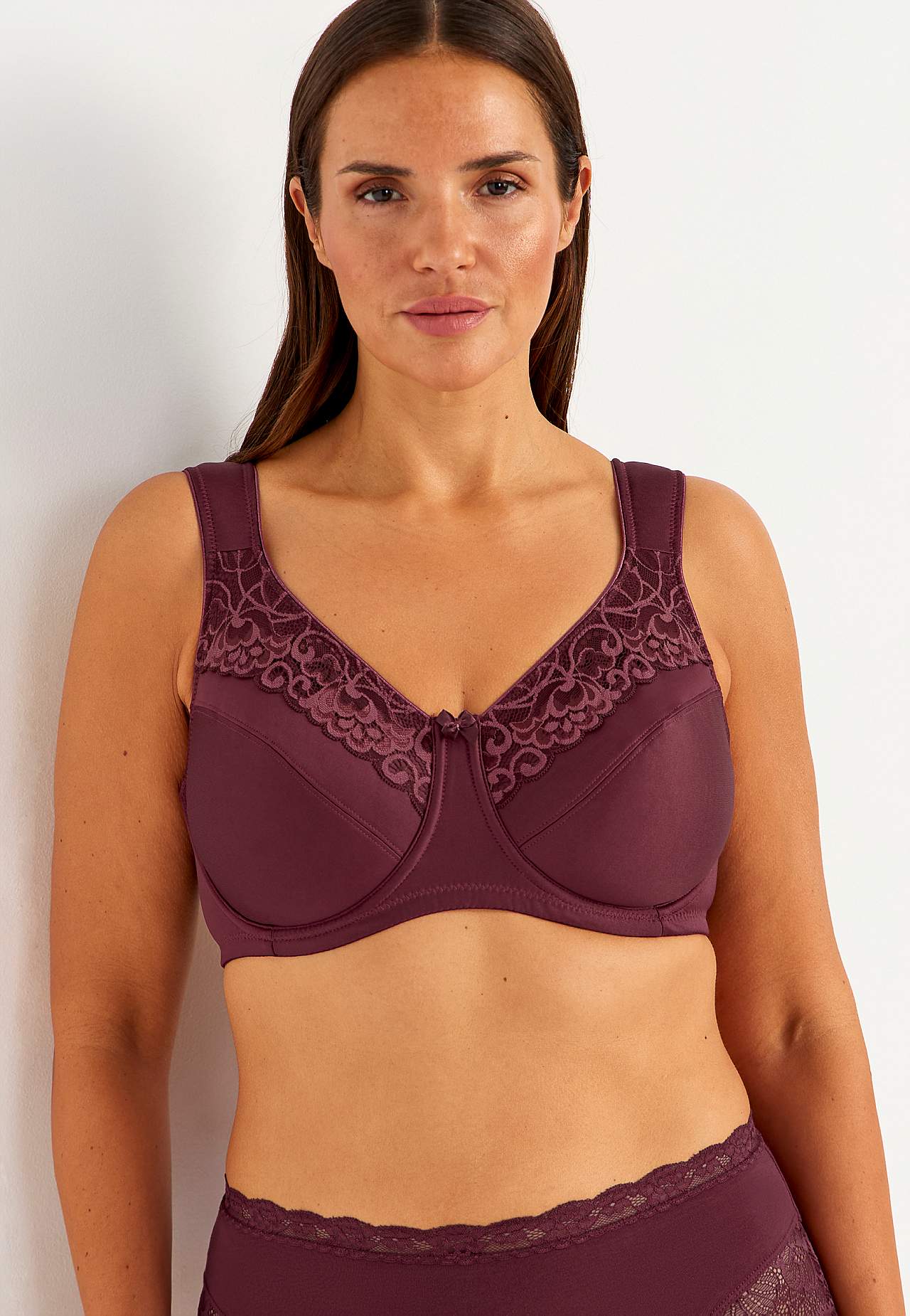 Podprsenka s kosticemi s krajkou