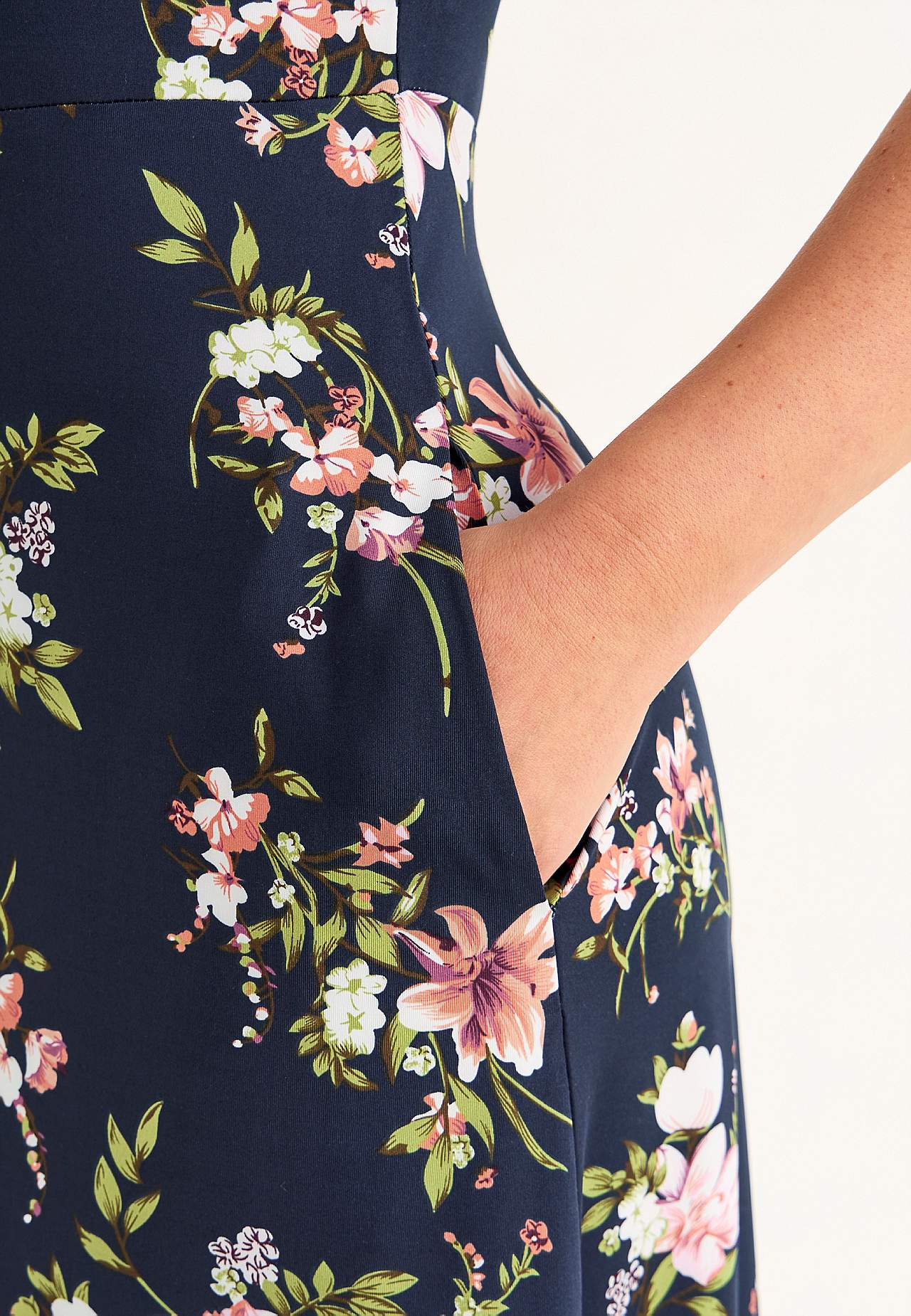 Žerzejové šaty s květinovým vzorem