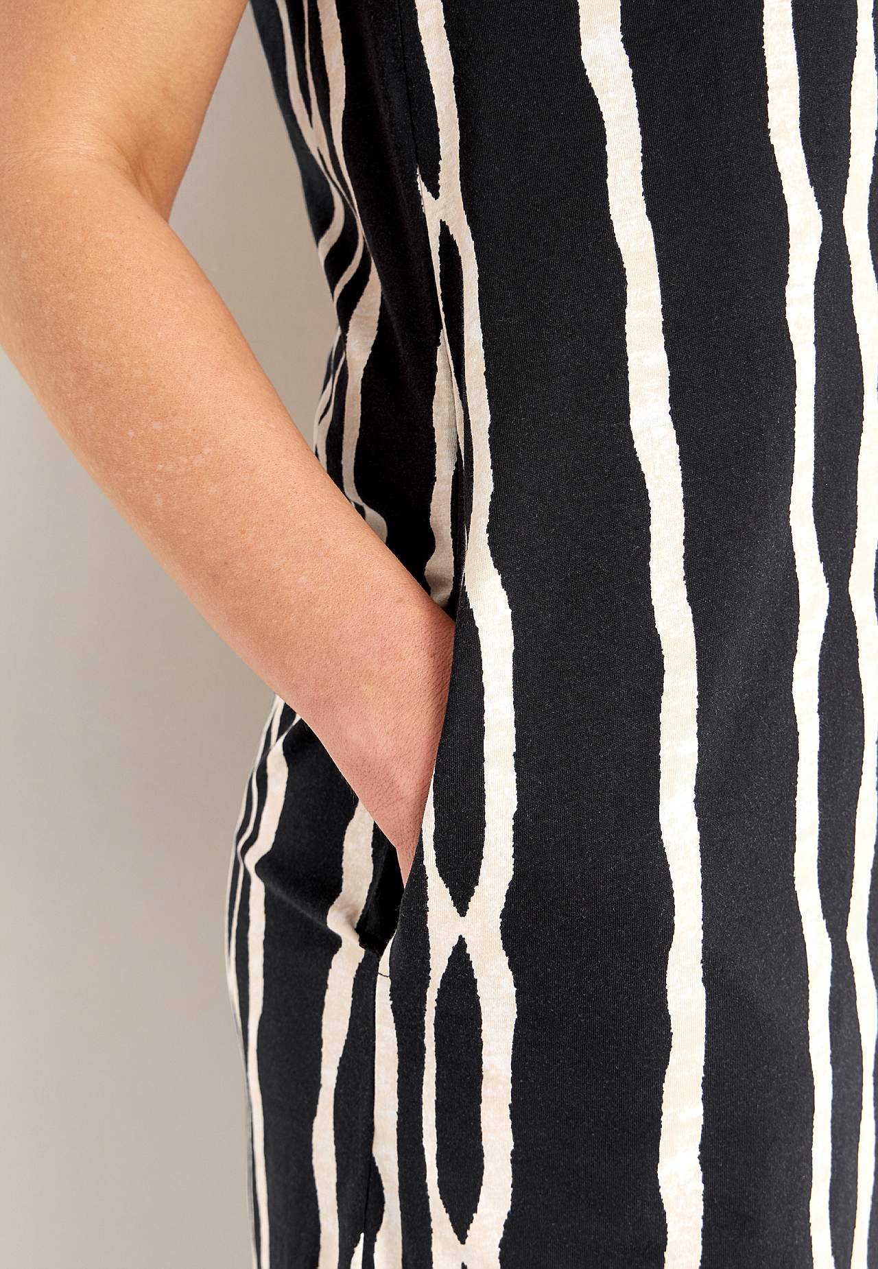 Vzorované žerzejové šaty s kapsami