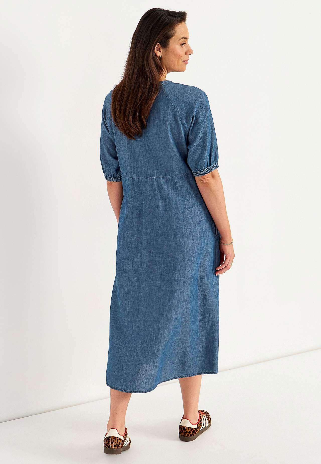 Džínové šaty s balonovými rukávy