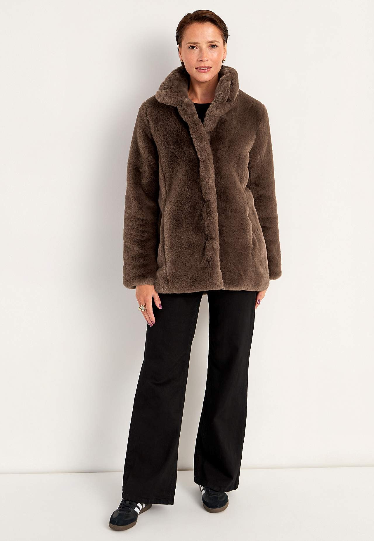 Kabát s měkkým imitací kožešiny