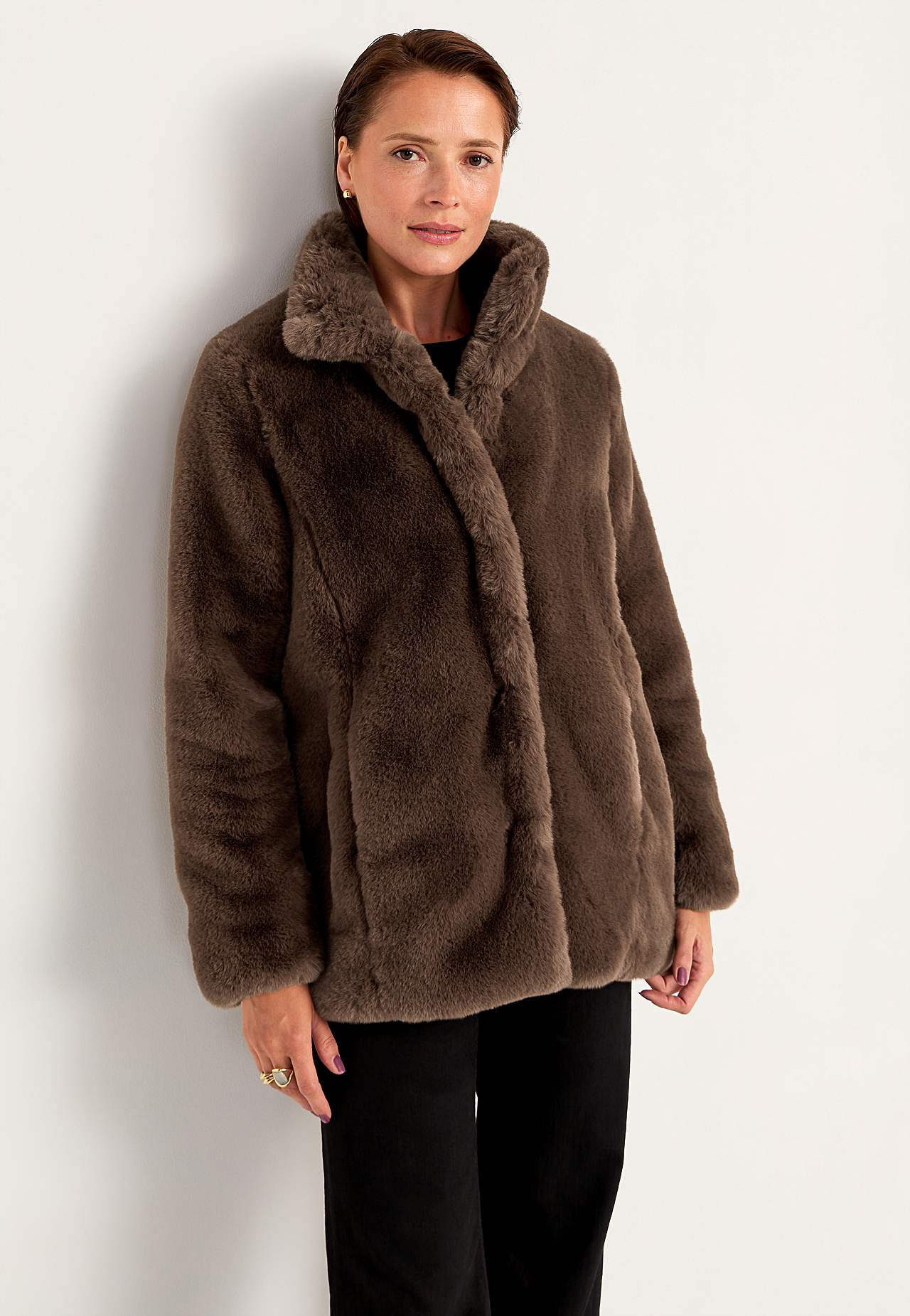 Kabát s měkkým imitací kožešiny