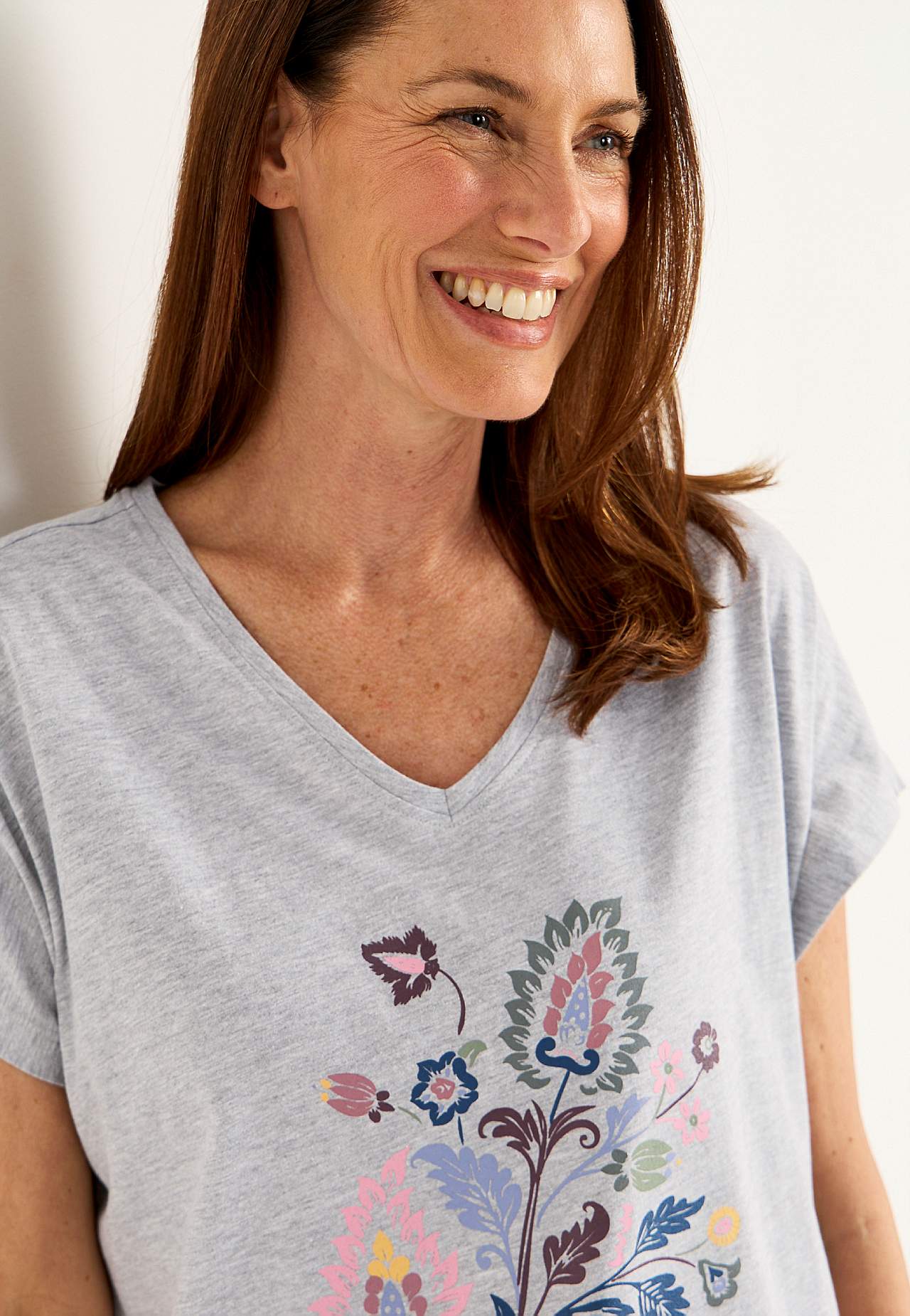 Noční košile se střihem výstřihu do V