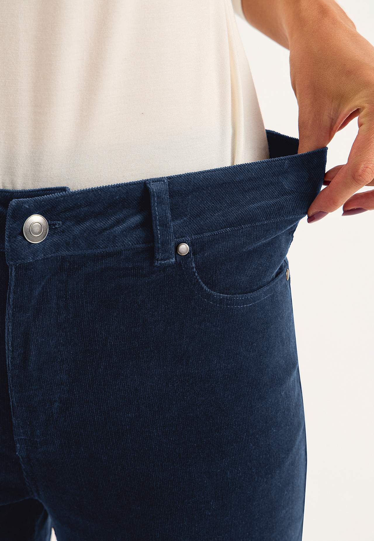 Roztažitelné manšestrové kalhoty s rovnými nohavicemi