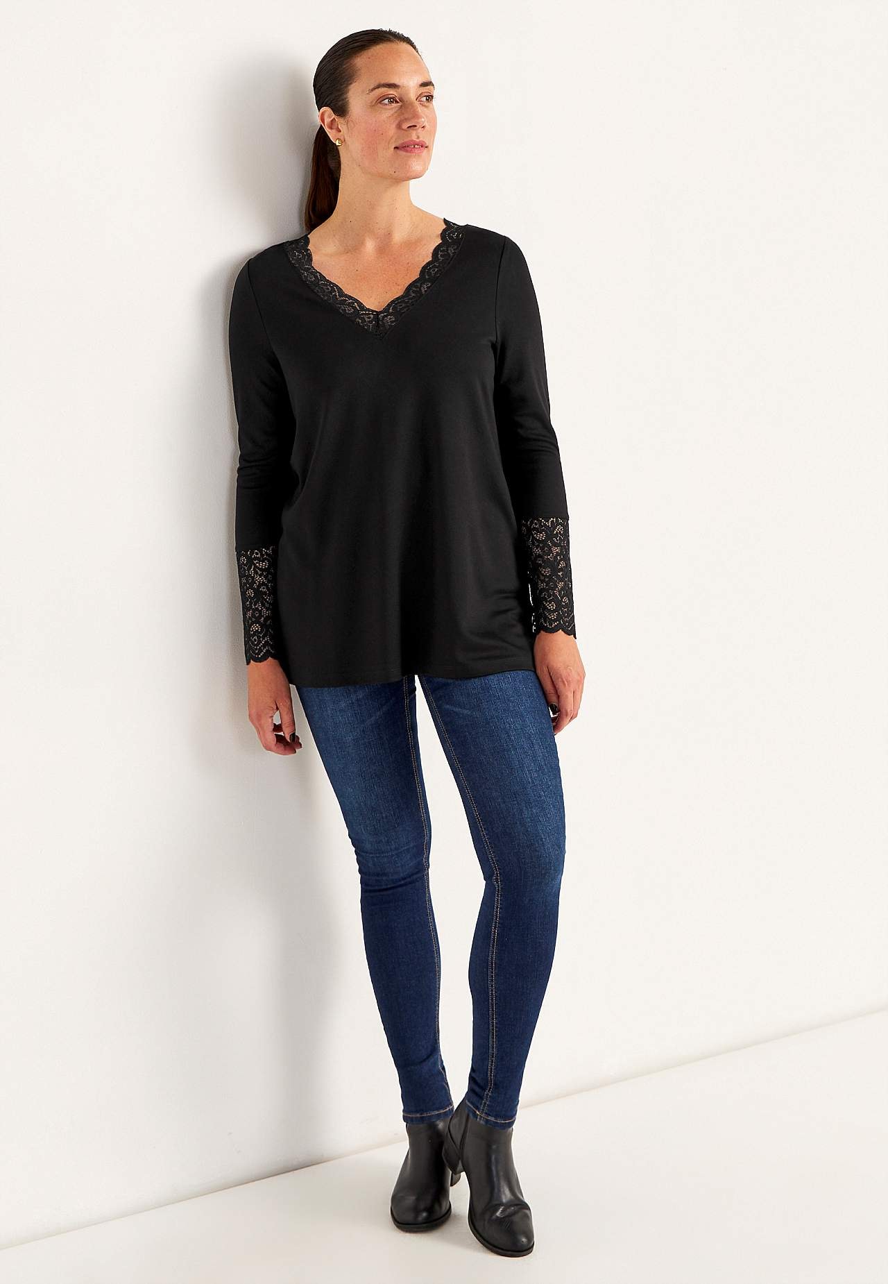 Žerzejová tunika s krajkovými detaily