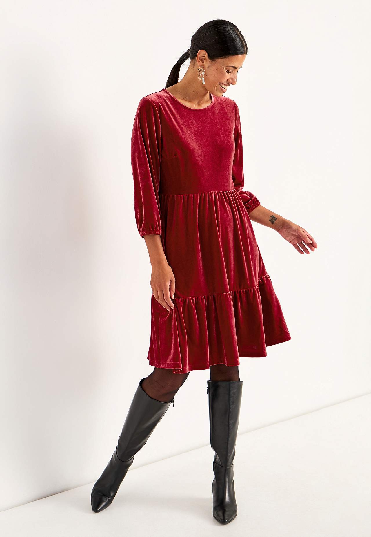 Šaty ze sametu s volány