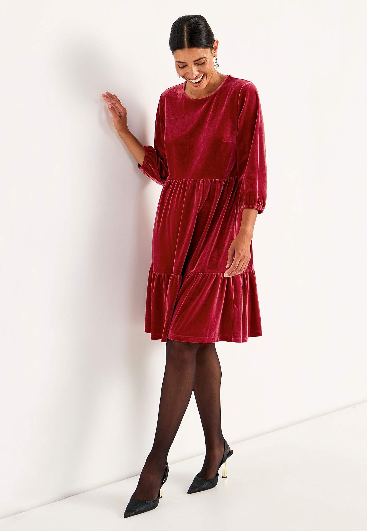 Šaty ze sametu s volány