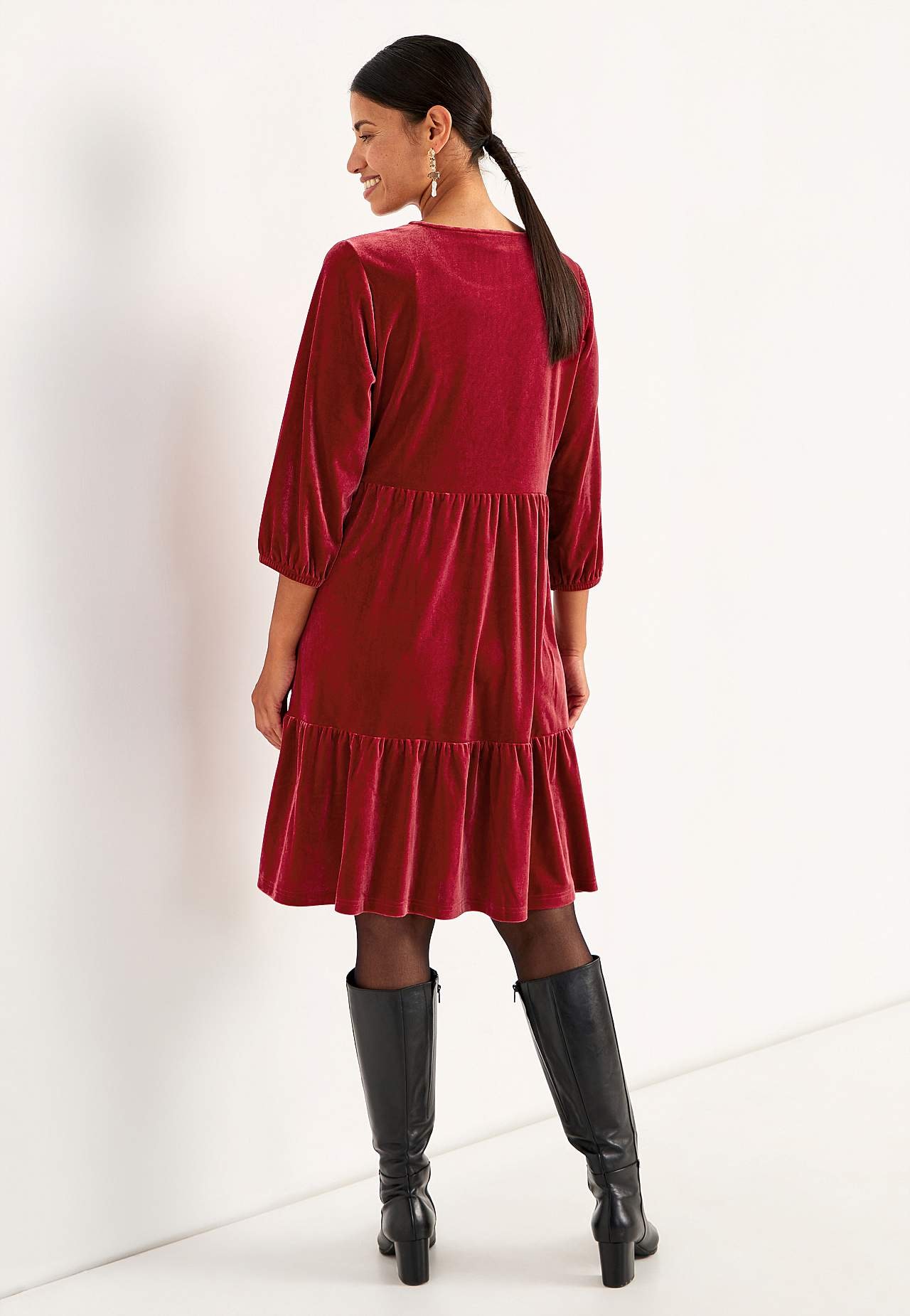 Šaty ze sametu s volány