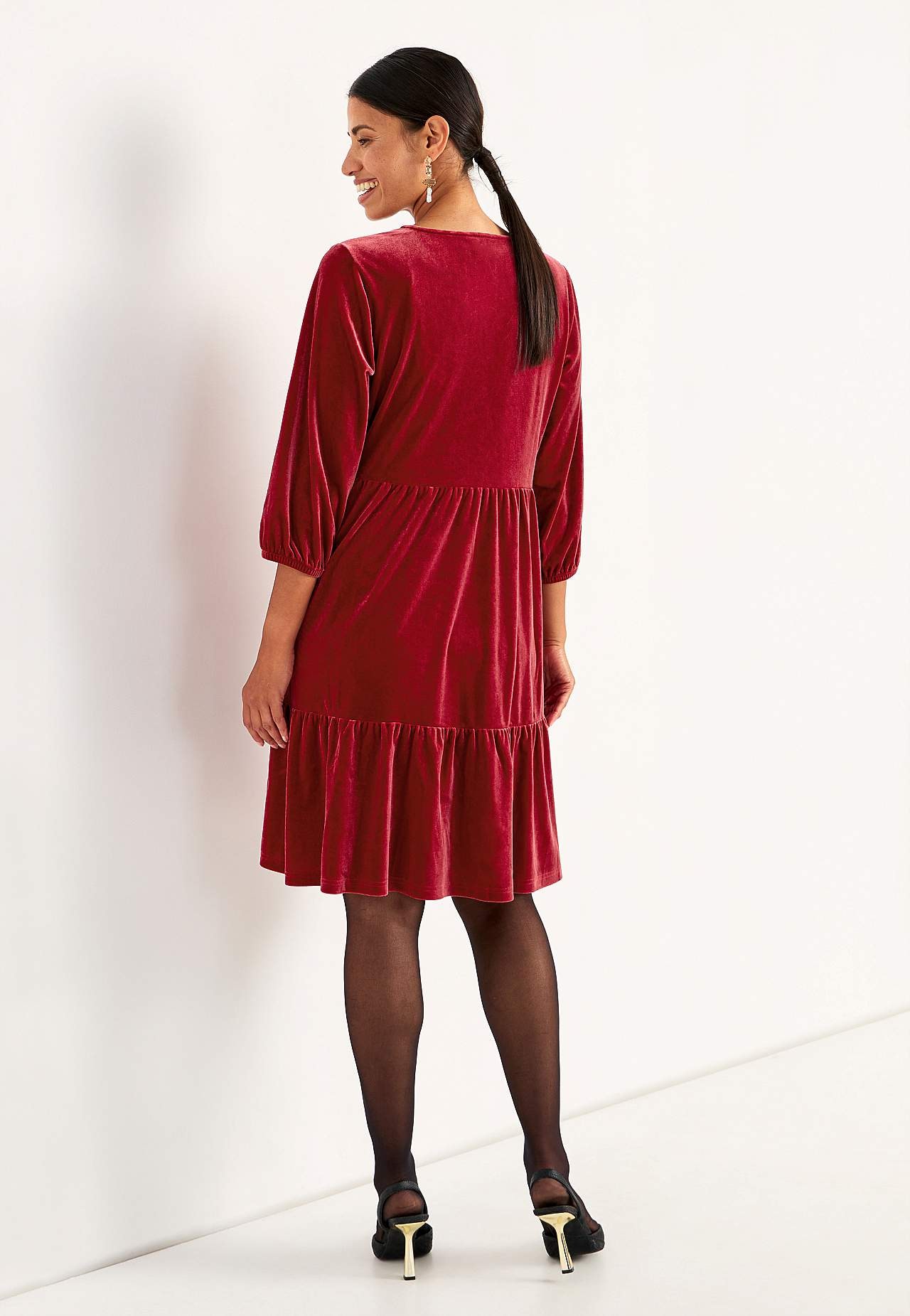 Šaty ze sametu s volány