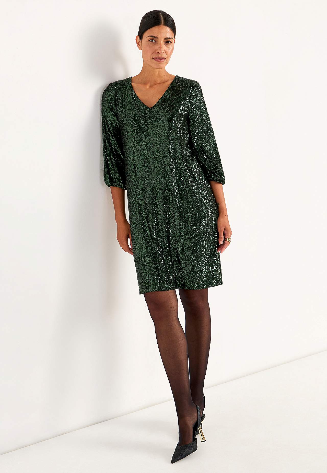 Šaty s flitry s výstřihem ve tvaru V