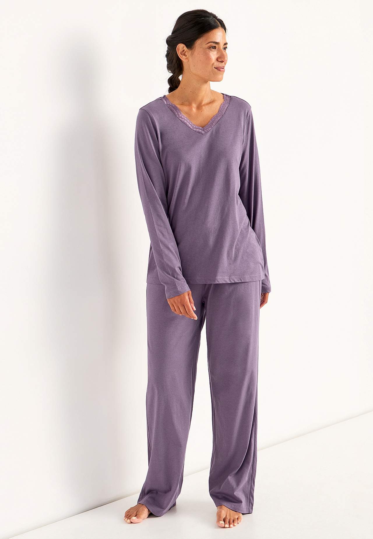 Pyžamo ze dvou částí s krajkovým okrajem