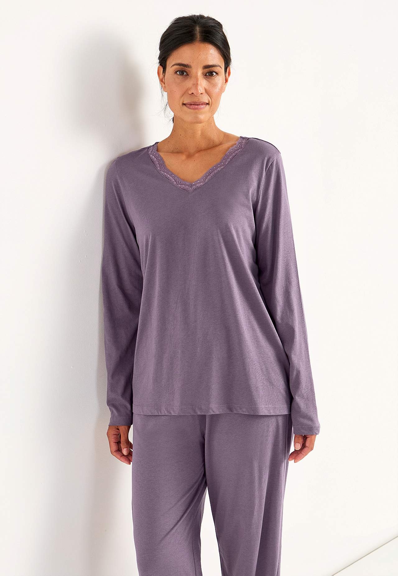 Pyžamo ze dvou částí s krajkovým okrajem