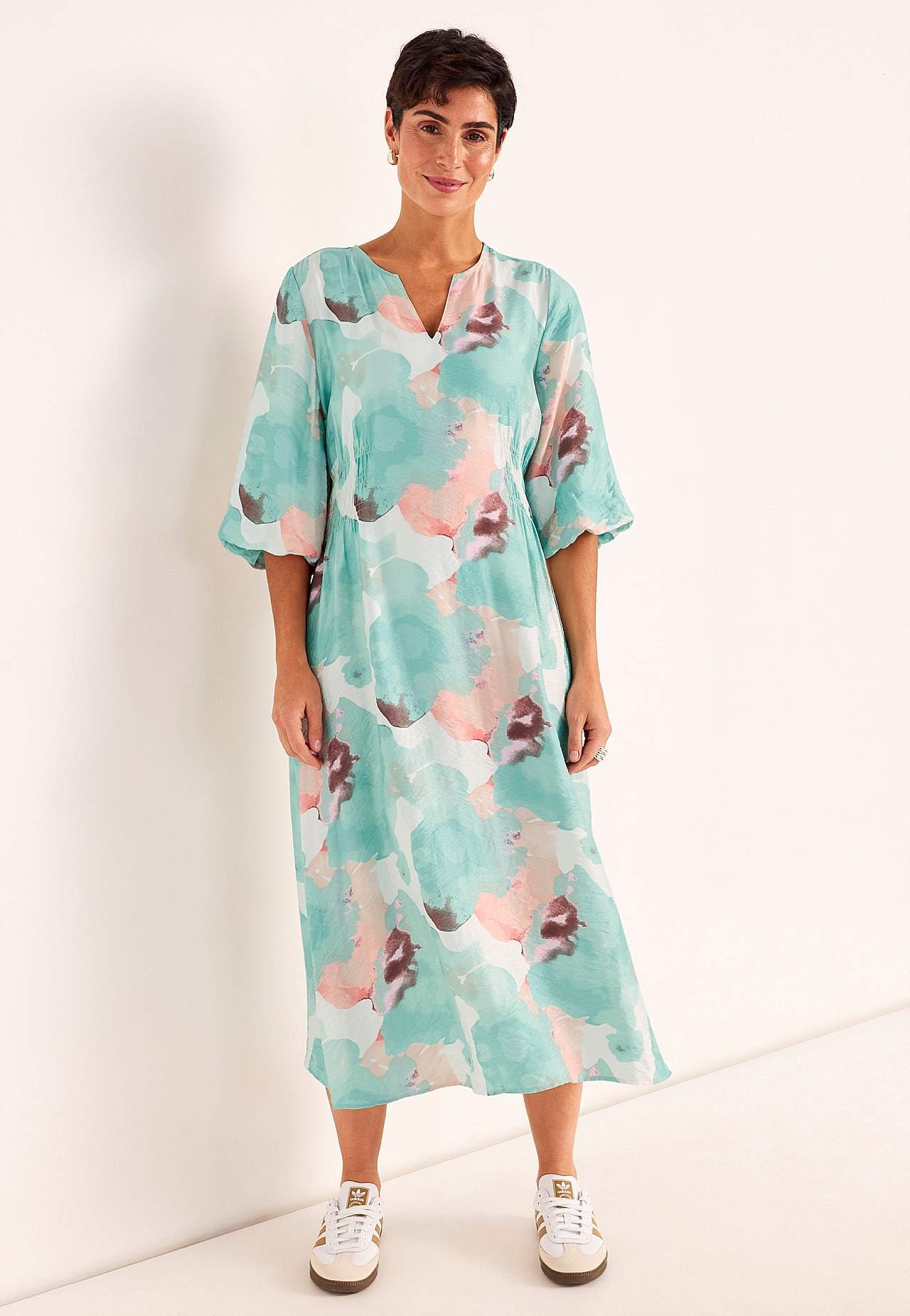 Šaty s podšitým balonovým rukávem