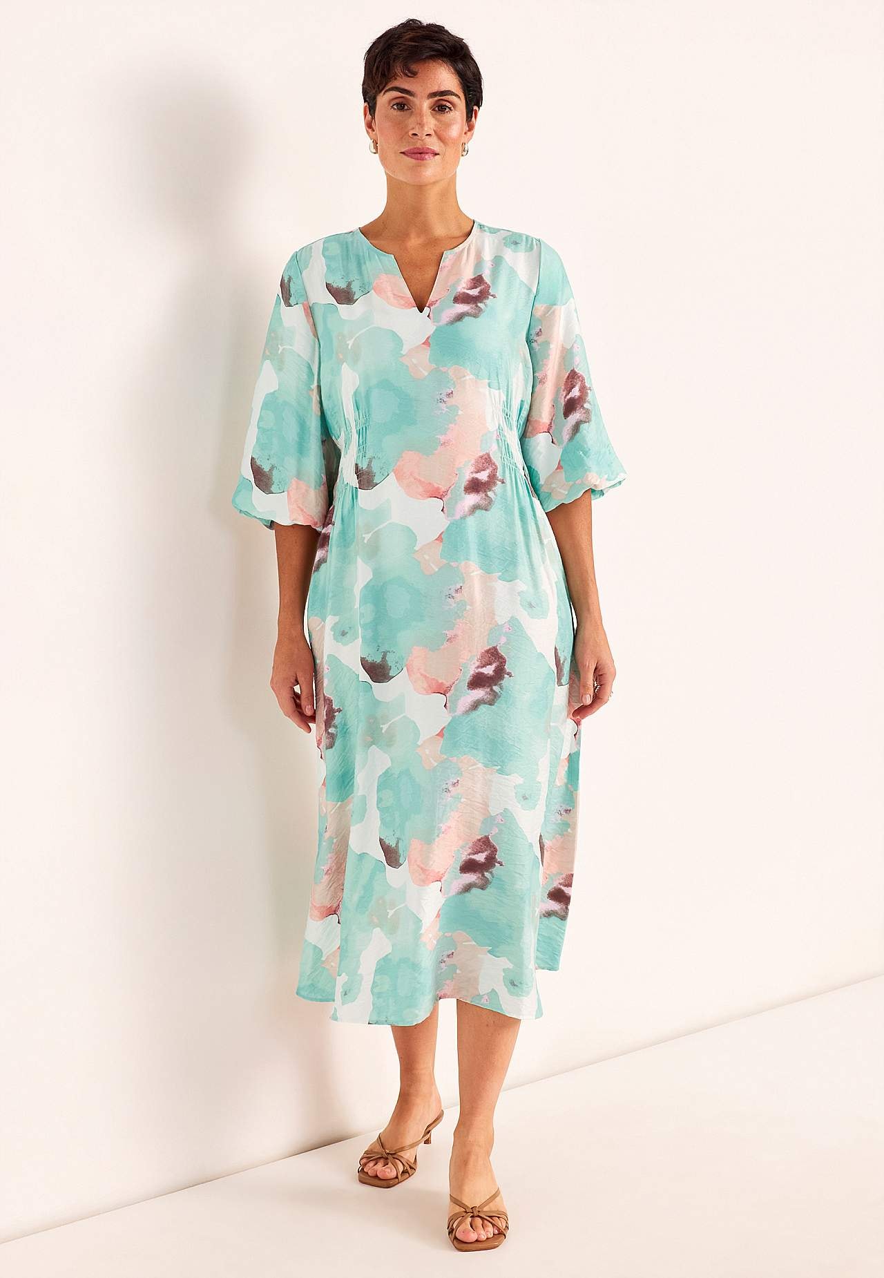 Šaty s podšitým balonovým rukávem