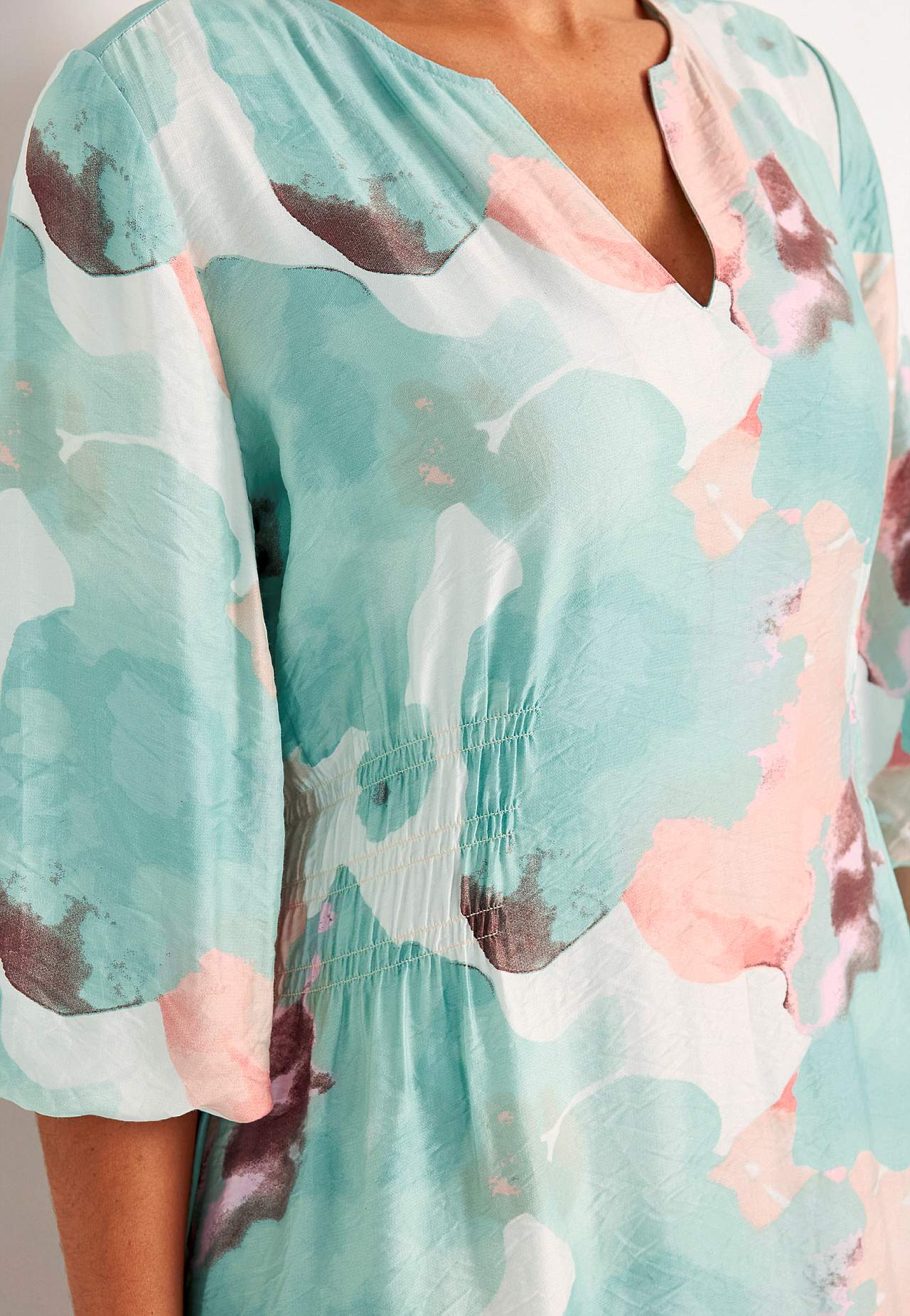 Šaty s podšitým balonovým rukávem