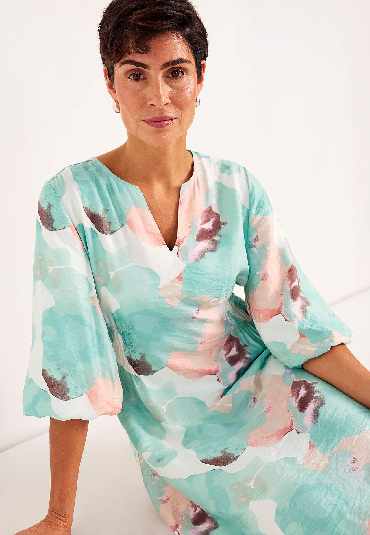 Šaty s podšitým balonovým rukávem