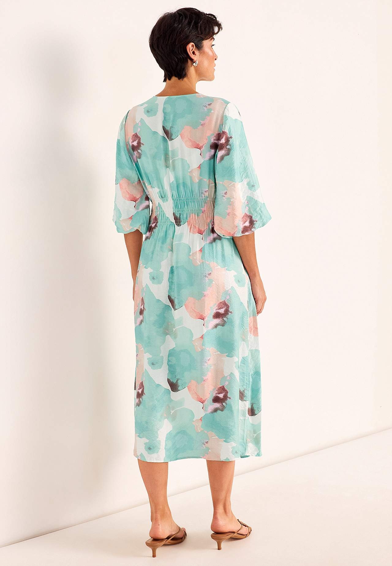 Šaty s podšitým balonovým rukávem