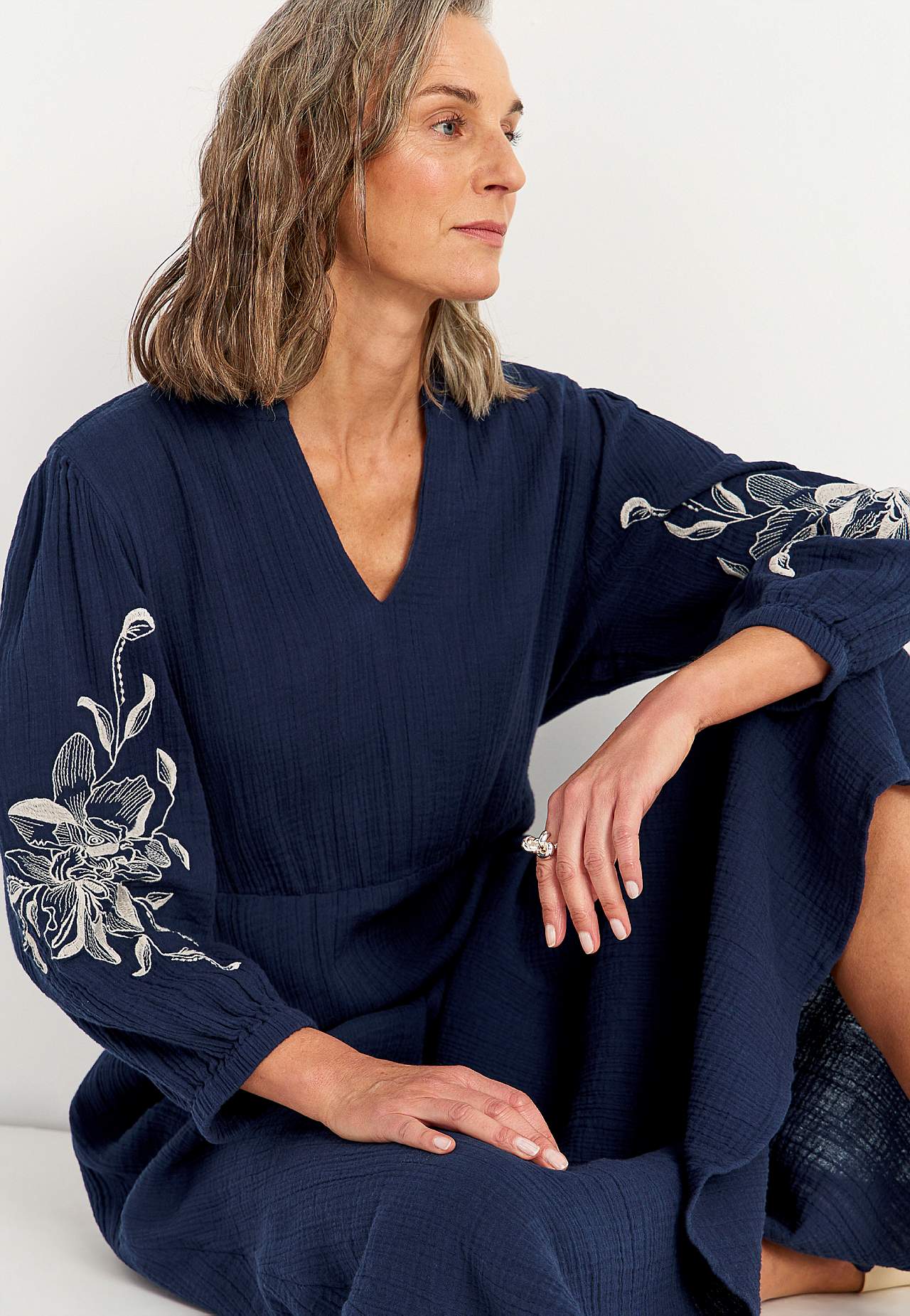 Šaty ze zvrásněné bavlny s výšivkou