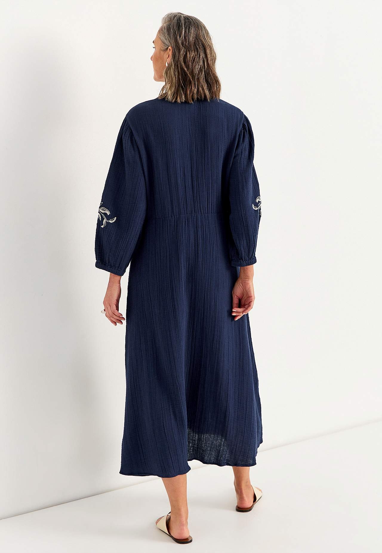 Šaty ze zvrásněné bavlny s výšivkou