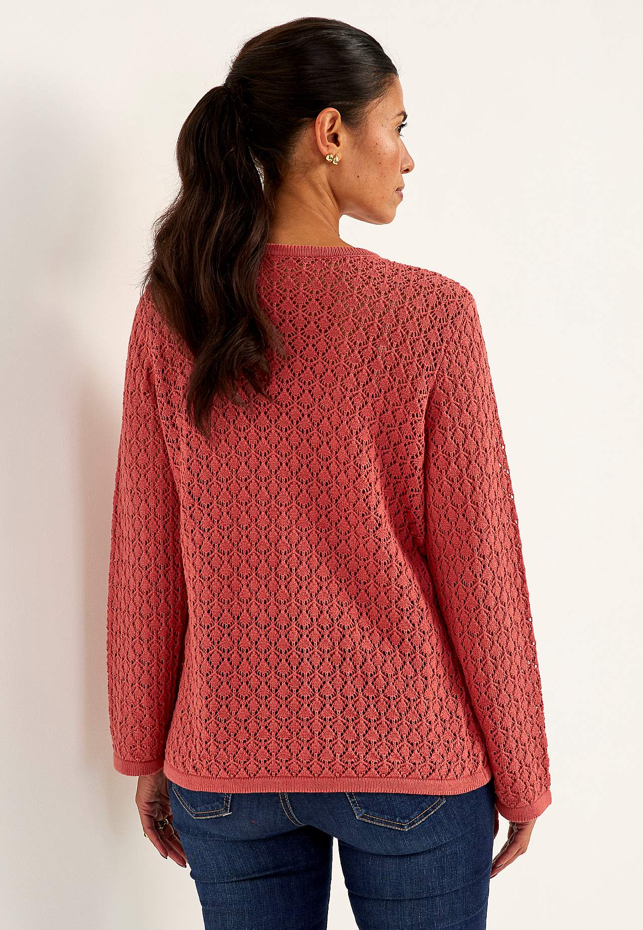 Pletený svetr s propracovaným vzorem