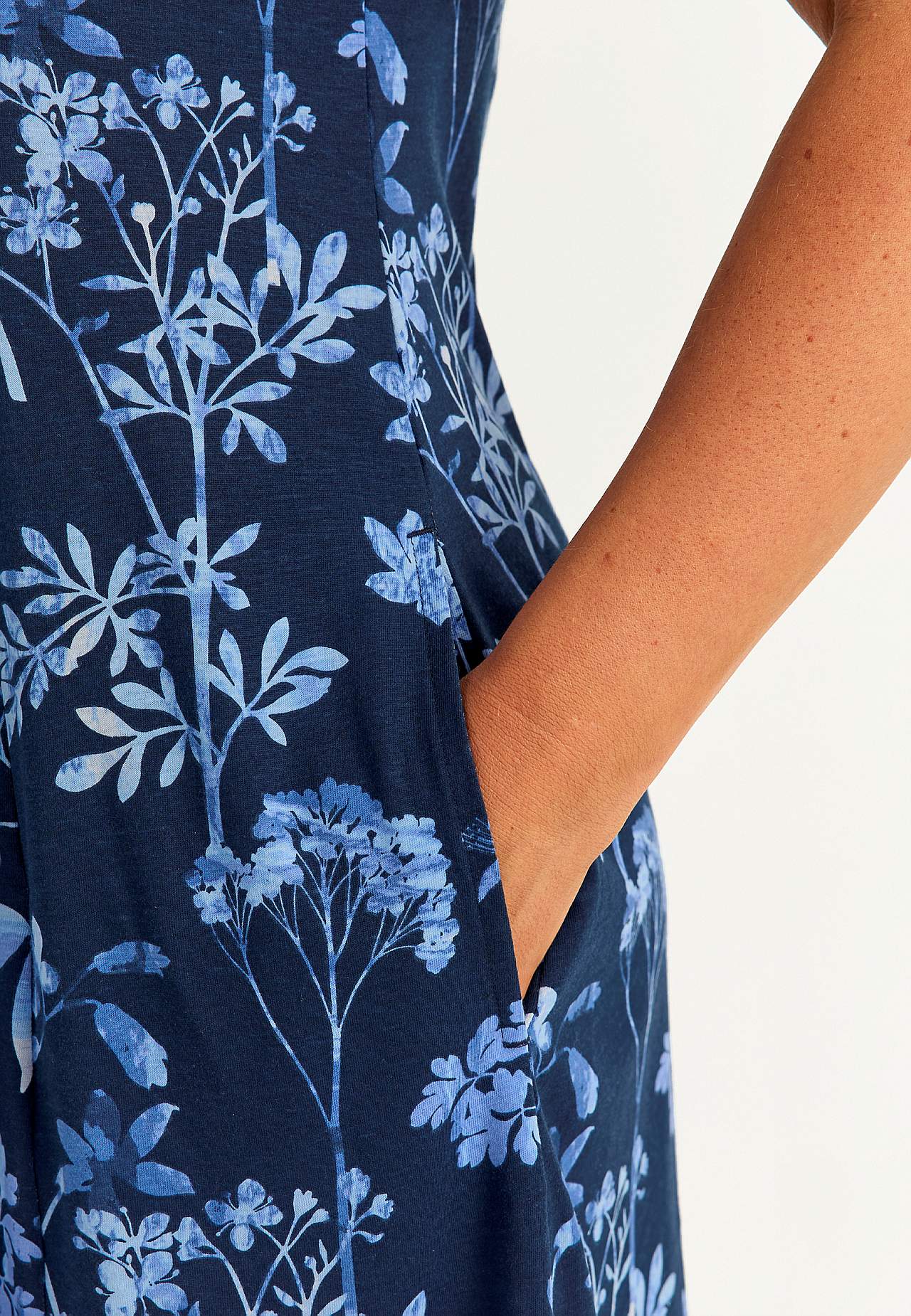 Vzorované žerzejové šaty s kapsami