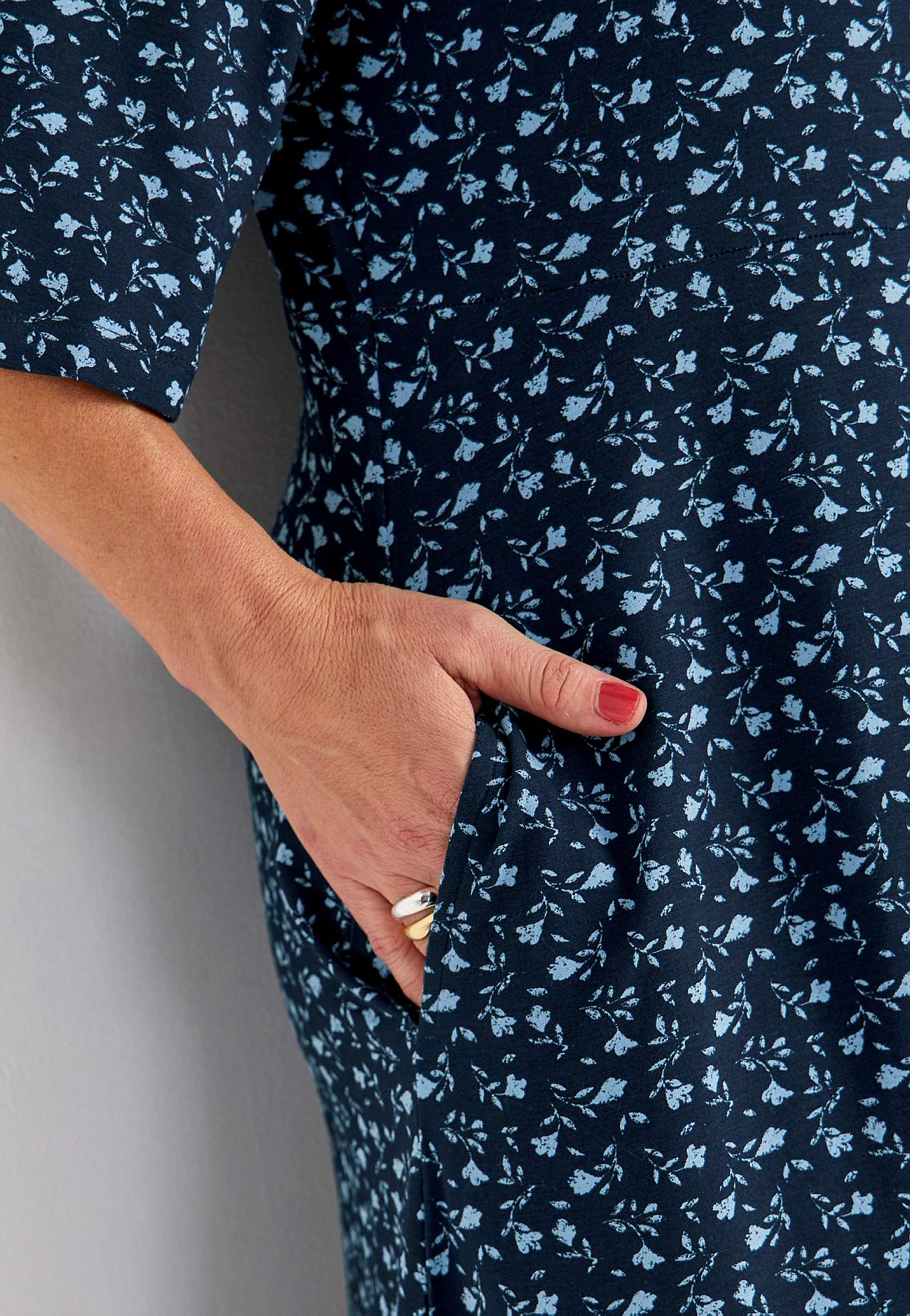 Žerzejové šaty s květinovým vzorem a kapsami