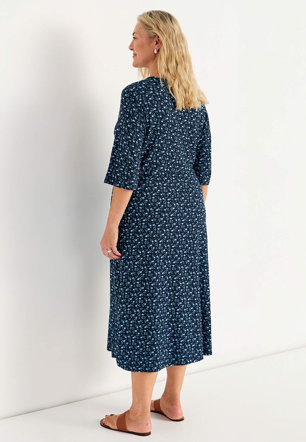 Žerzejové šaty s květinovým vzorem a kapsami