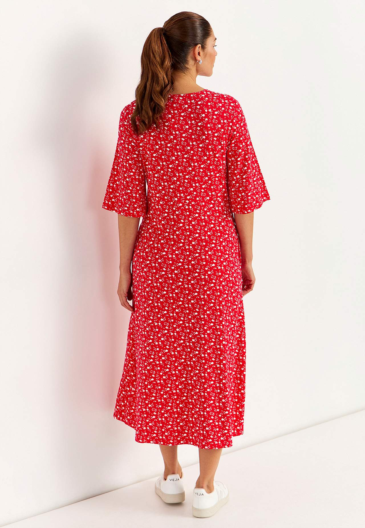 Žerzejové šaty s květinovým vzorem a kapsami