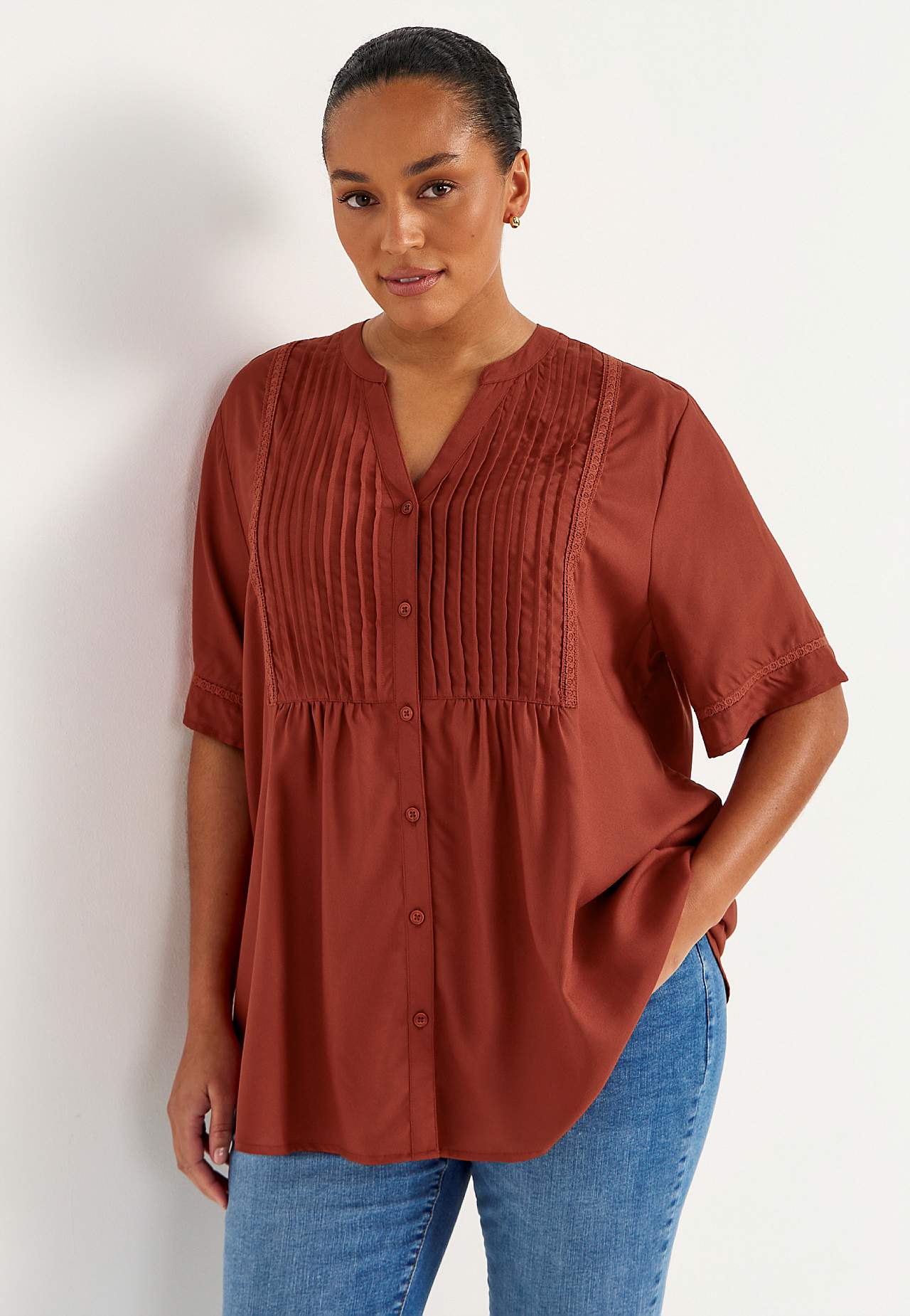 Tkaná tunika s krajkovými olemováními