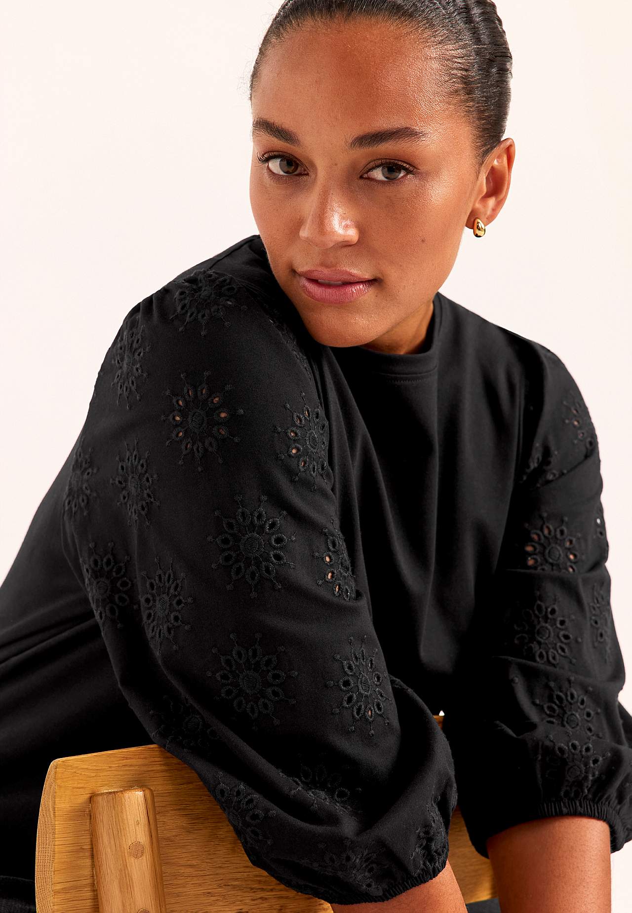 Žerzejová tunika s vyšívanými rukávy